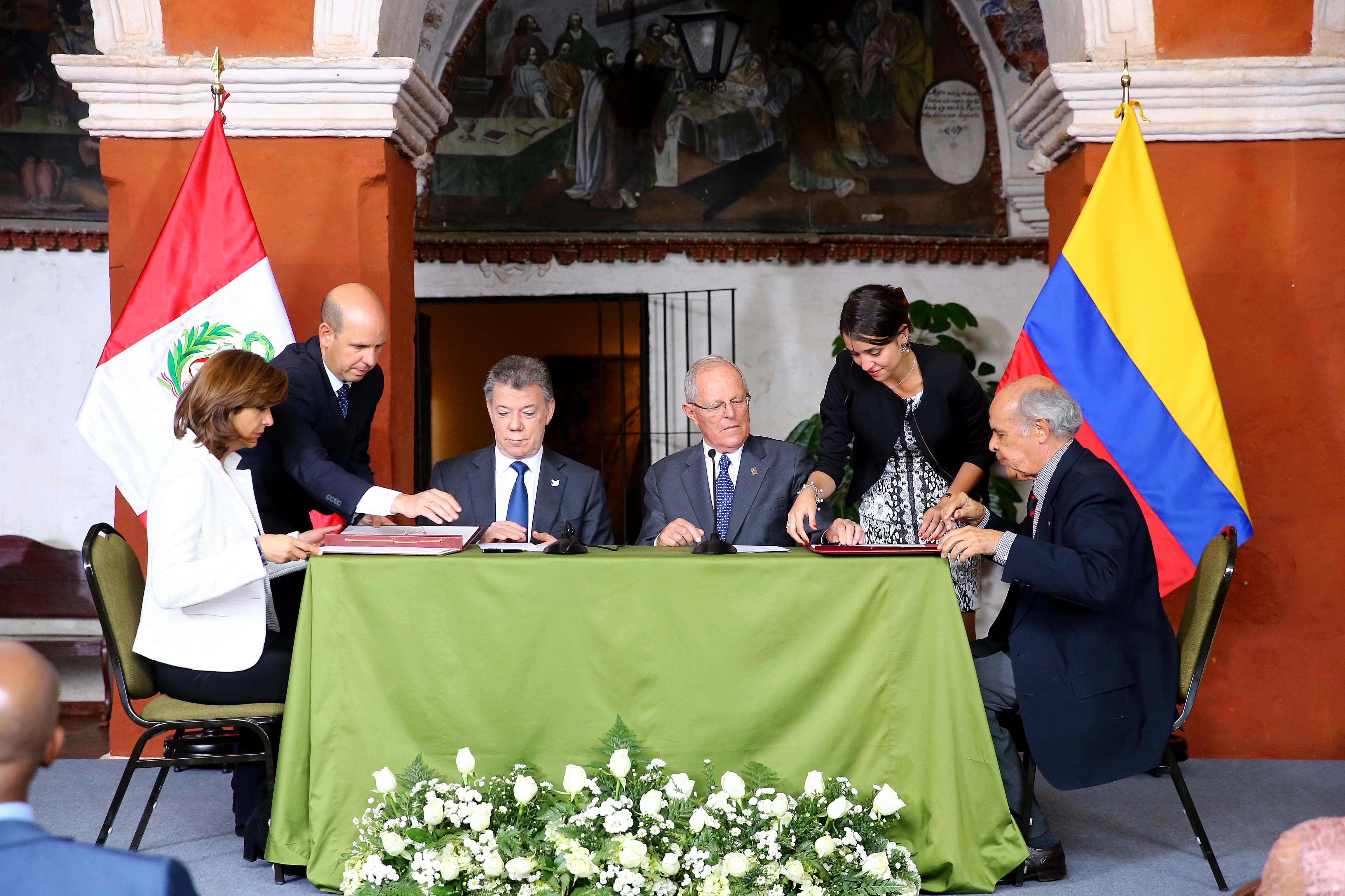 Canciller Holguín y su homólogo de Perú, Ricardo Luna, suscribieron los memorandos de entendimiento para compartir embajadas y de cooperación Antártida