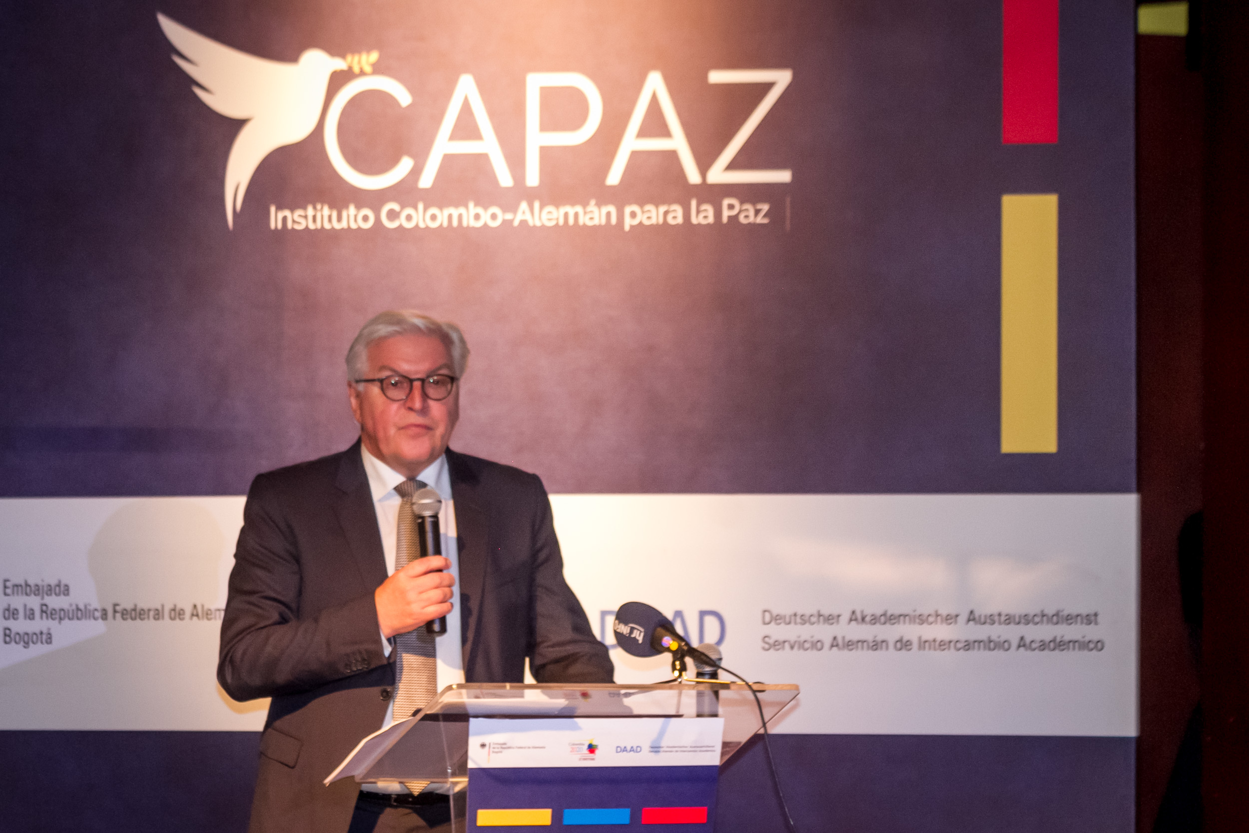 Así lo aseguró durante el lanzamiento del Instituto Colombo – Alemán para la Paz – Capaz, en el que el Ministro Steinmeier precisó que los “alemanes tuvimos que aprender a través de nuestra propia historia, que la mirada hacia atrás es muy dolorosa”, por lo que justamente “Alemania es su socio para la paz y ahora contamos con un instituto conjunto para la paz”.