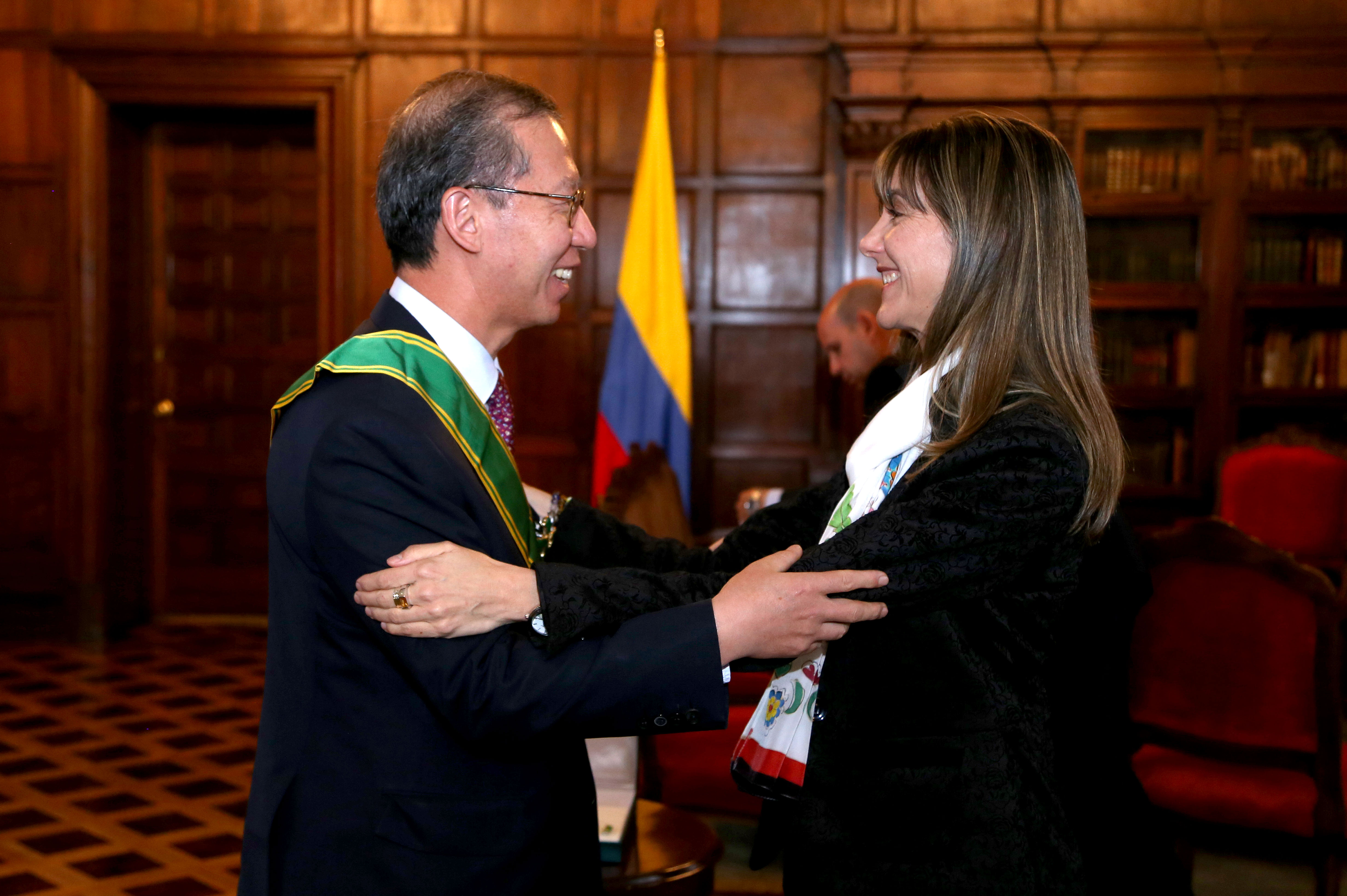 Viceministra Londoño condecoró con la Orden de San Carlos al Embajador saliente de la República de Corea y participó en el lanzamiento del libro'Colombia y Corea: Naciones Hermanas. Cincuenta Años de Relaciones Diplomáticas'