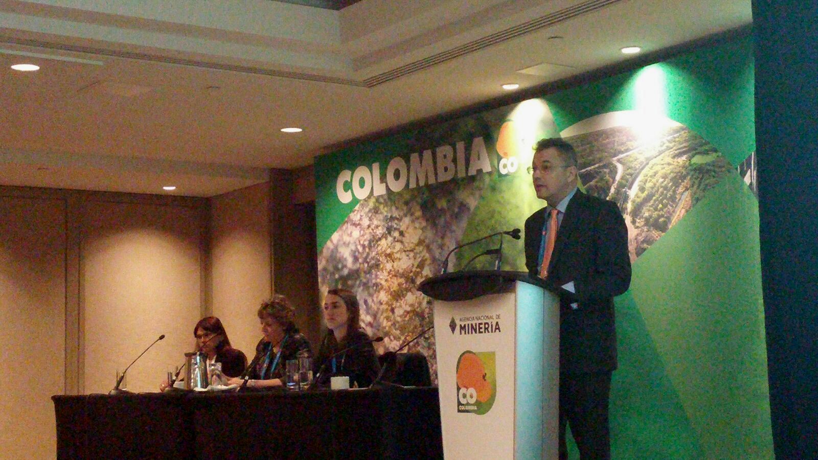 Embajador Nicolás Lloreda participó en el evento más importante del sector minero internacional en Canadá
