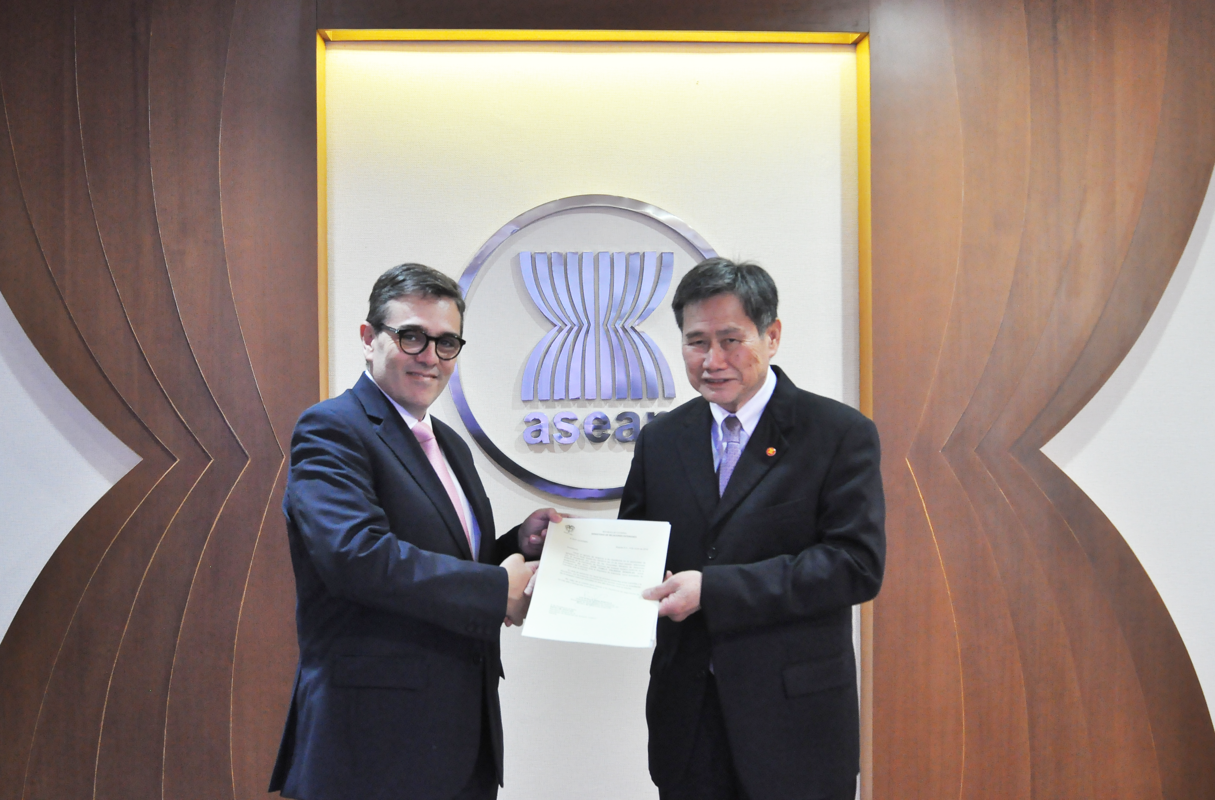 El Embajador de Colombia en Indonesia, Juan Camilo Valencia González, presentó cartas credenciales ante el Secretario de la Asean