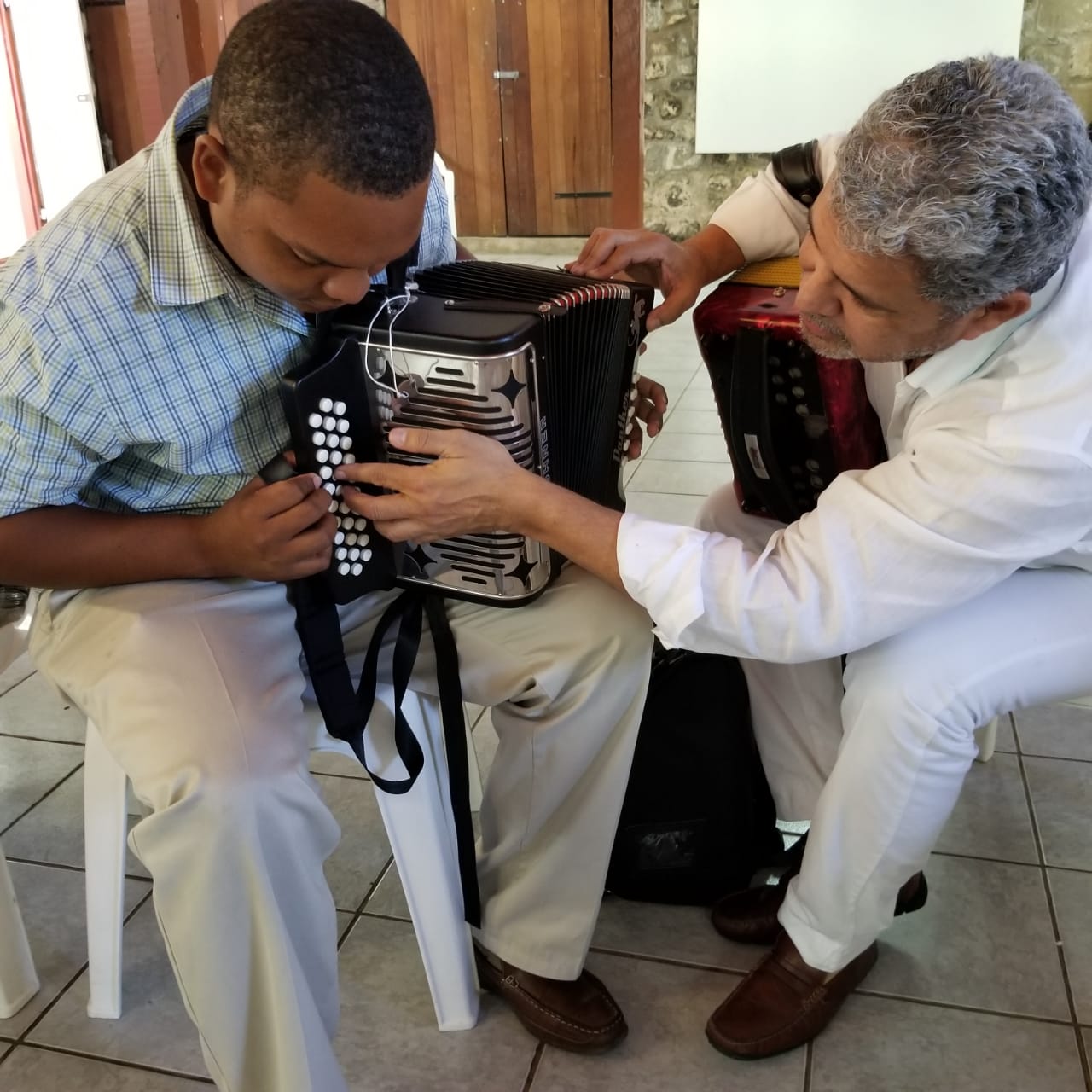Colombia contribuye a la conservación del uso tradicional del acordeón en Dominica 