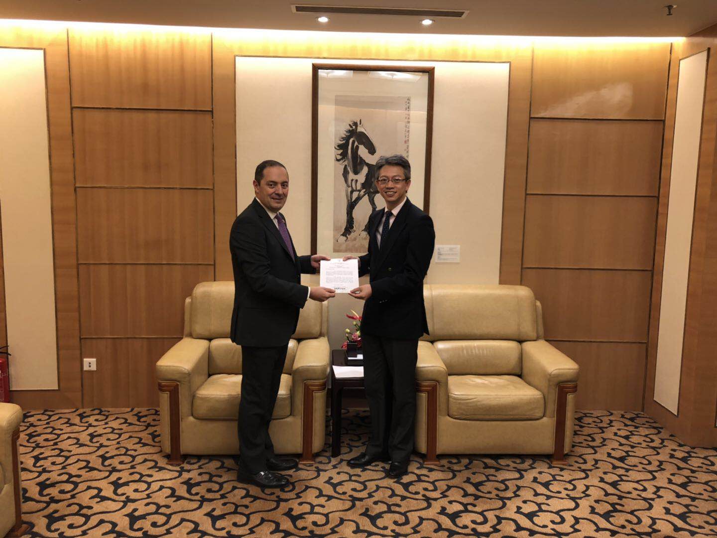 El Nuevo Embajador de Colombia en China entregó copias de cartas credenciales