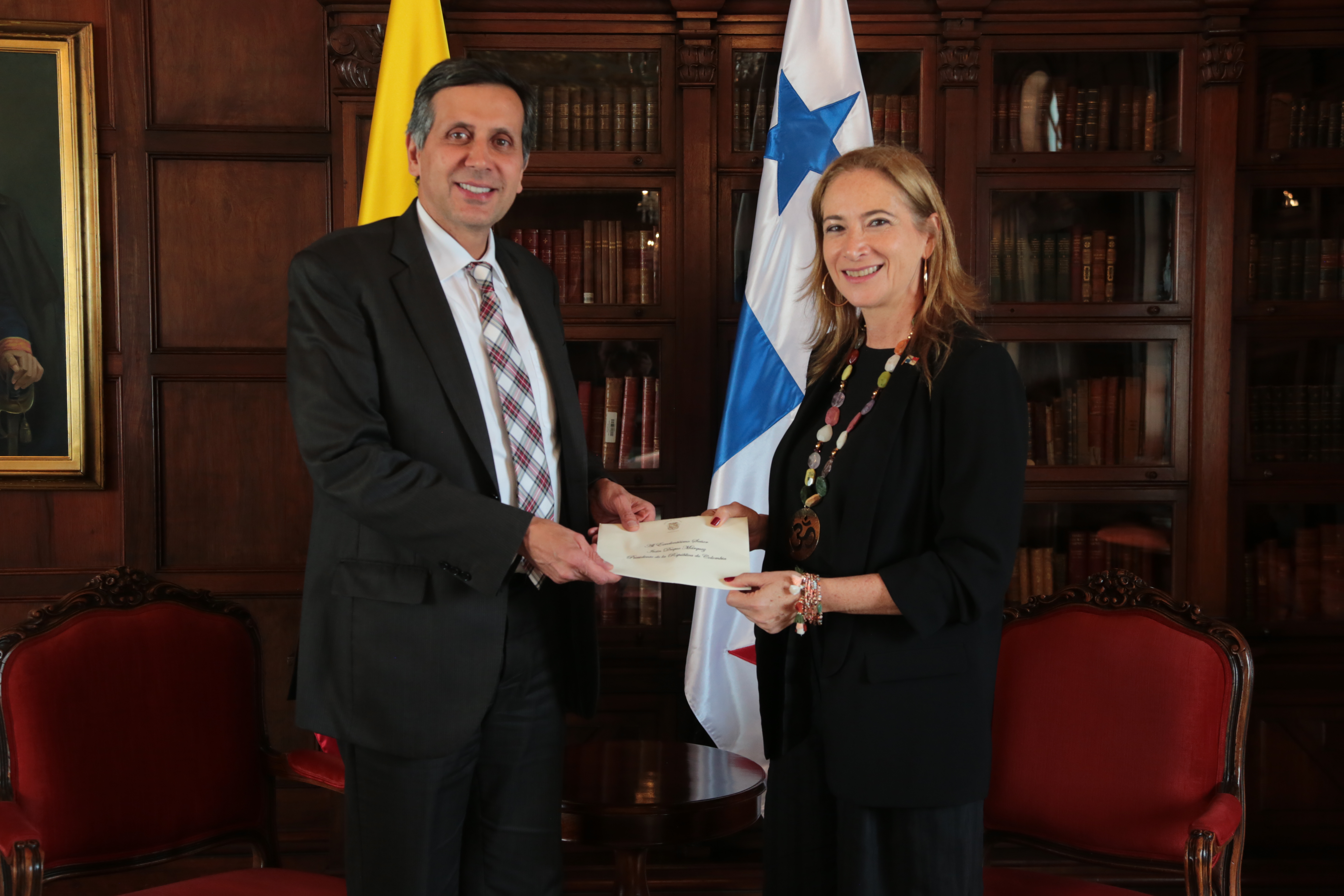 Viceministro de Relaciones Exteriores recibió copia de cartas credenciales de la Embajadora de Panamá en Colombia