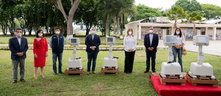 anciller Claudia Blum acompañó al presidente Iván Duque en la entrega de 100 ventiladores de alta gama para Cali