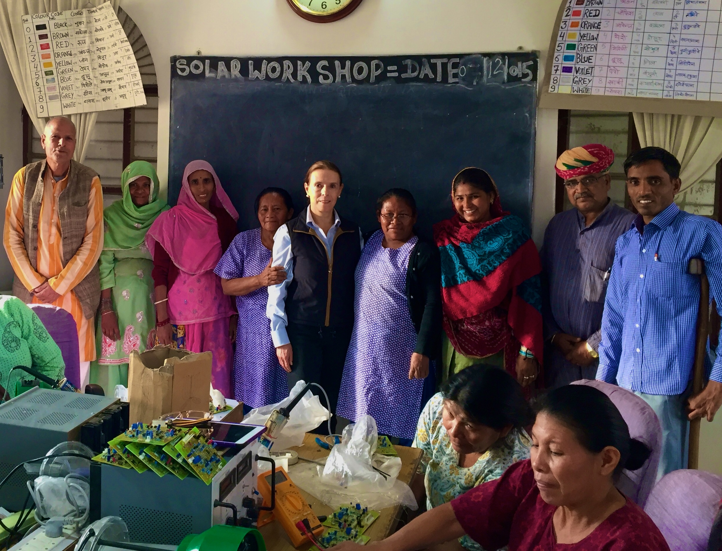 La Embajadora de Colombia en India visitó a dos colombianas de la etnia uitototo que reciben capacitación en energía solar del Barefoot College