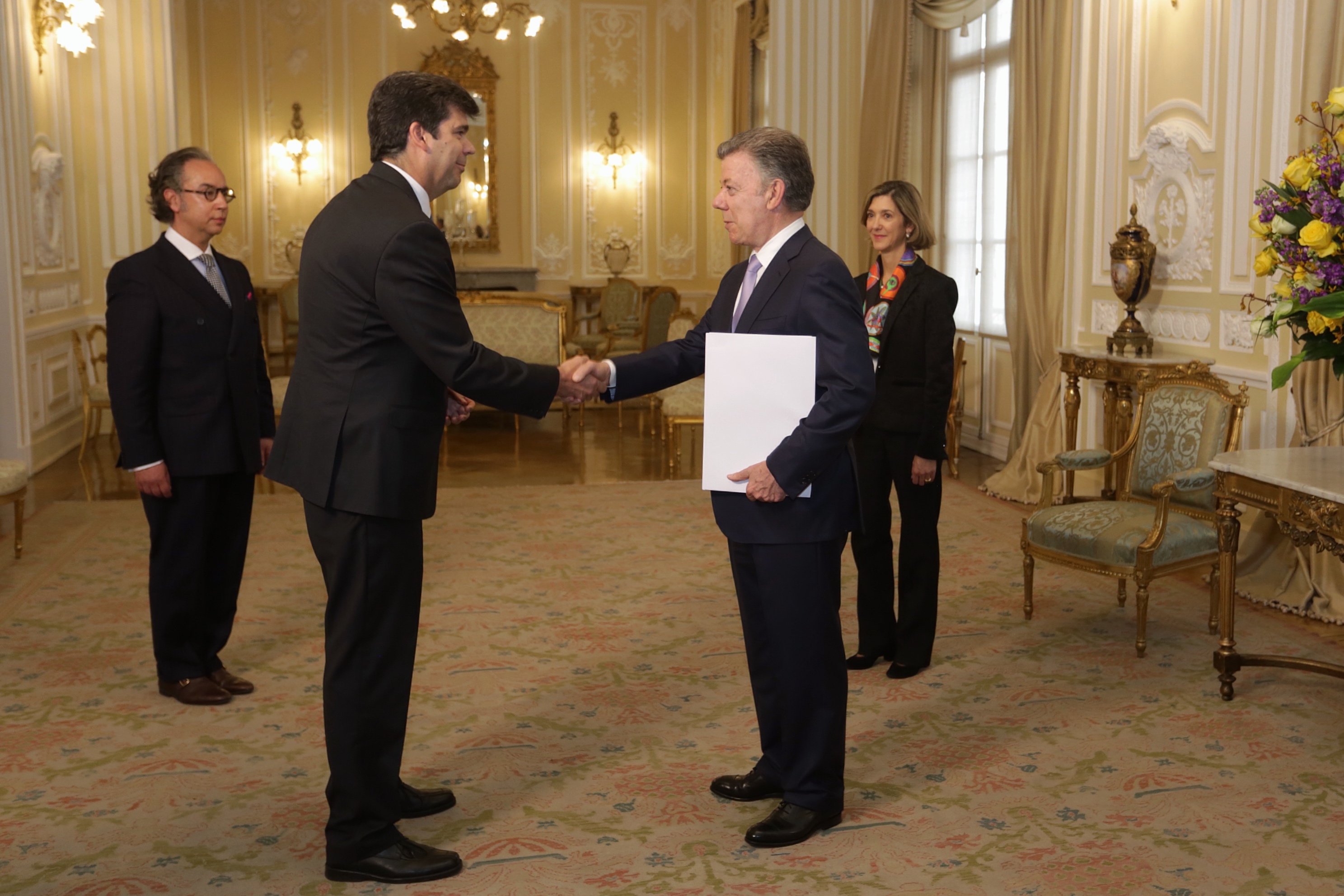 Presidente Juan Manuel Santos, en compañía de la Viceministra Patti Londoño, recibió las cartas credenciales del Embajador de Uruguay en Colombia