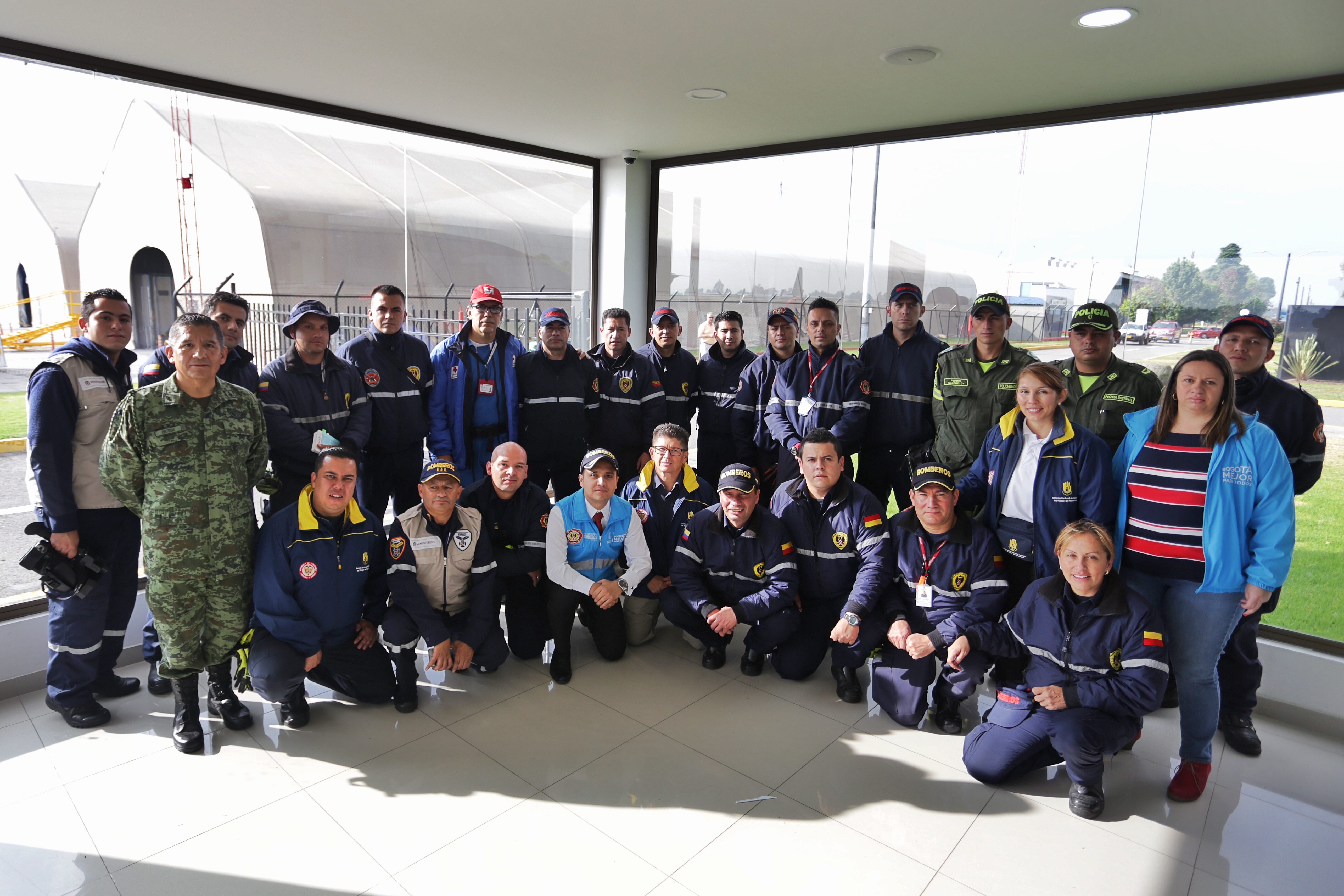 Avión con asistencia enviada por Colombia viaja a México 