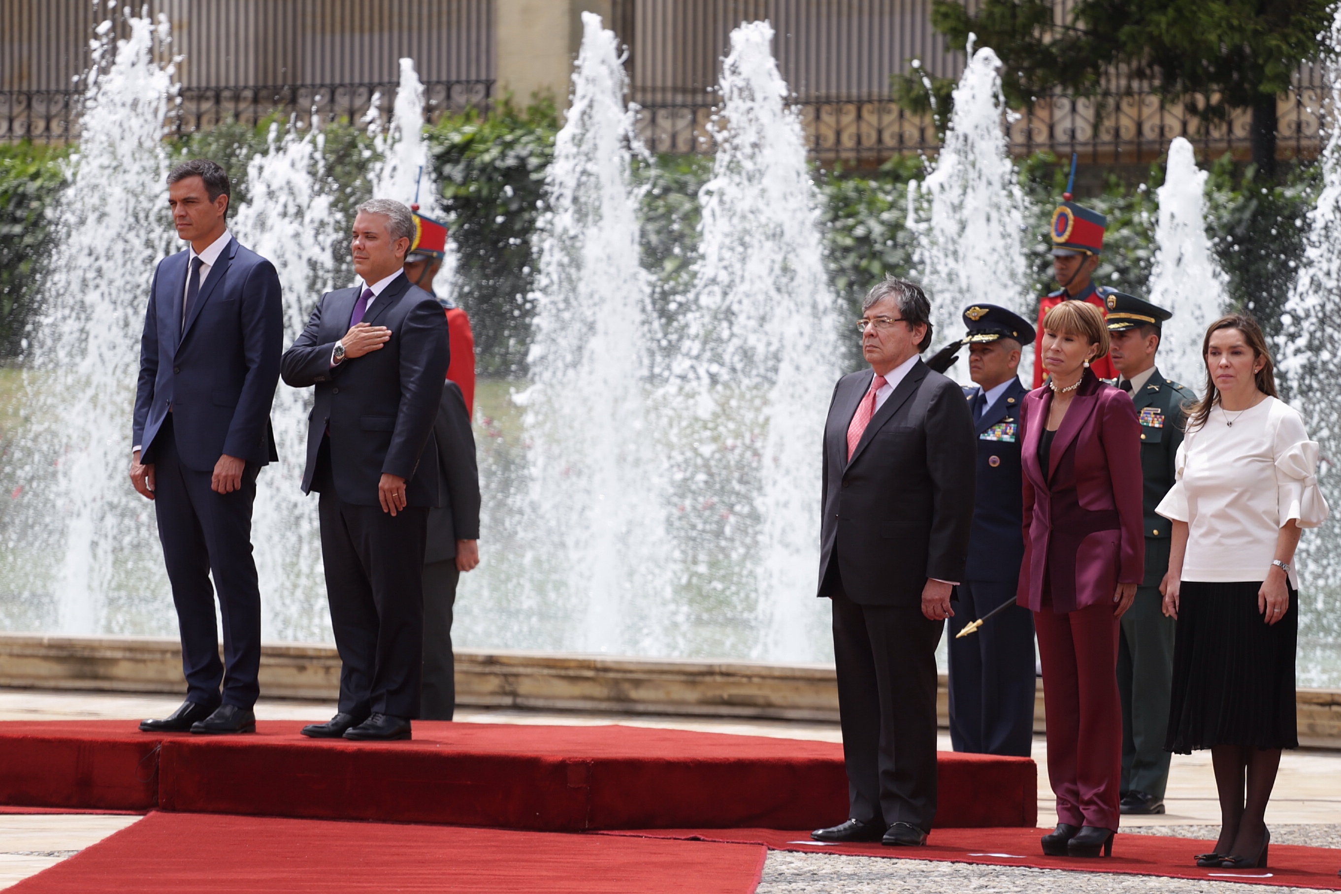 Con honores militares fue recibido en la Casa de Nariño el Presidente del Gobierno de España