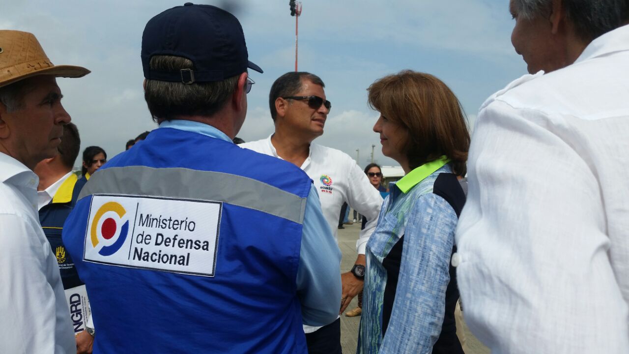 La Ministra de Relaciones Exteriores, María Ángela Holguín, y el Presidente Juan Manuel Santos se reunieron con el Mandatario Rafael Correa