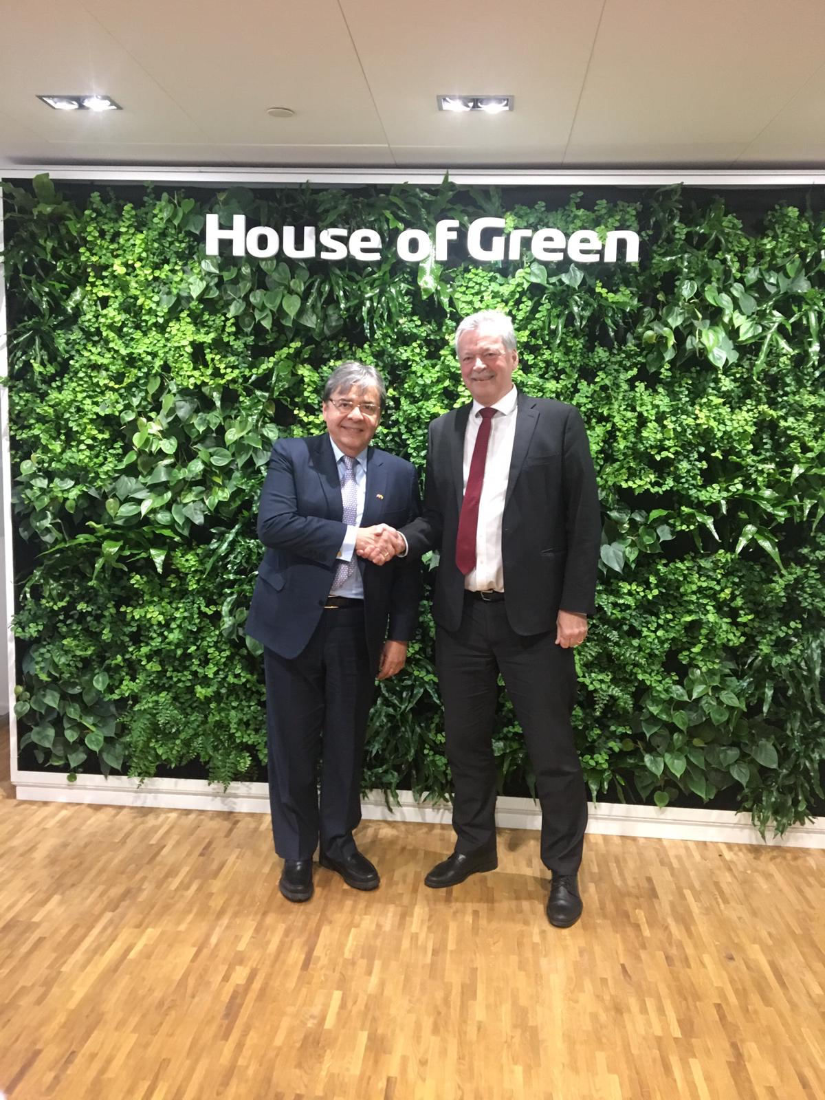 Canciller Carlos Holmes Trujillo y el Director Ejecutivo de ‘State of Green’, Finn Mortensen, dialogaron sobre el uso eficiente de energía