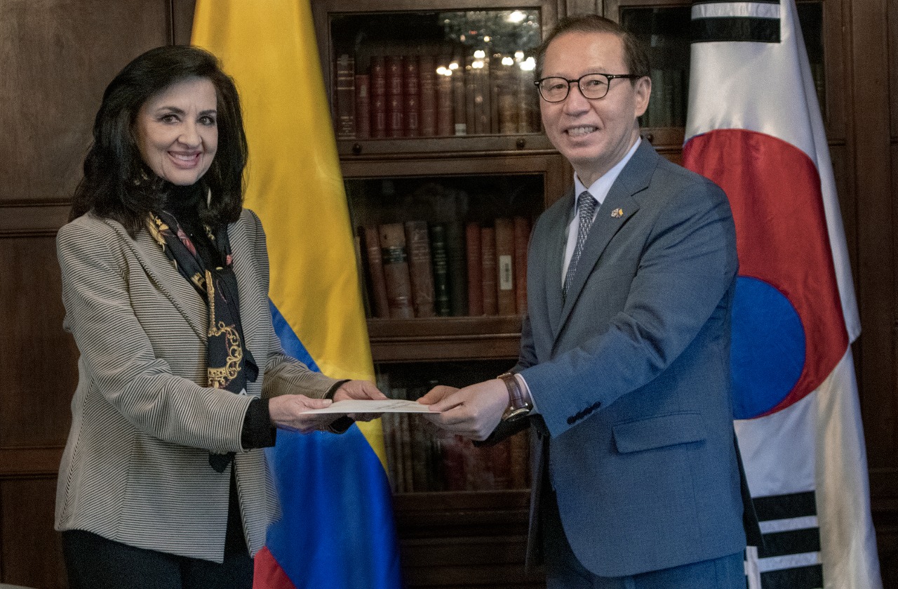 Presentó copias de cartas credenciales el embajador de Corea en Colombia, Choo Jong-Youn, ante la Canciller Claudia Blum
