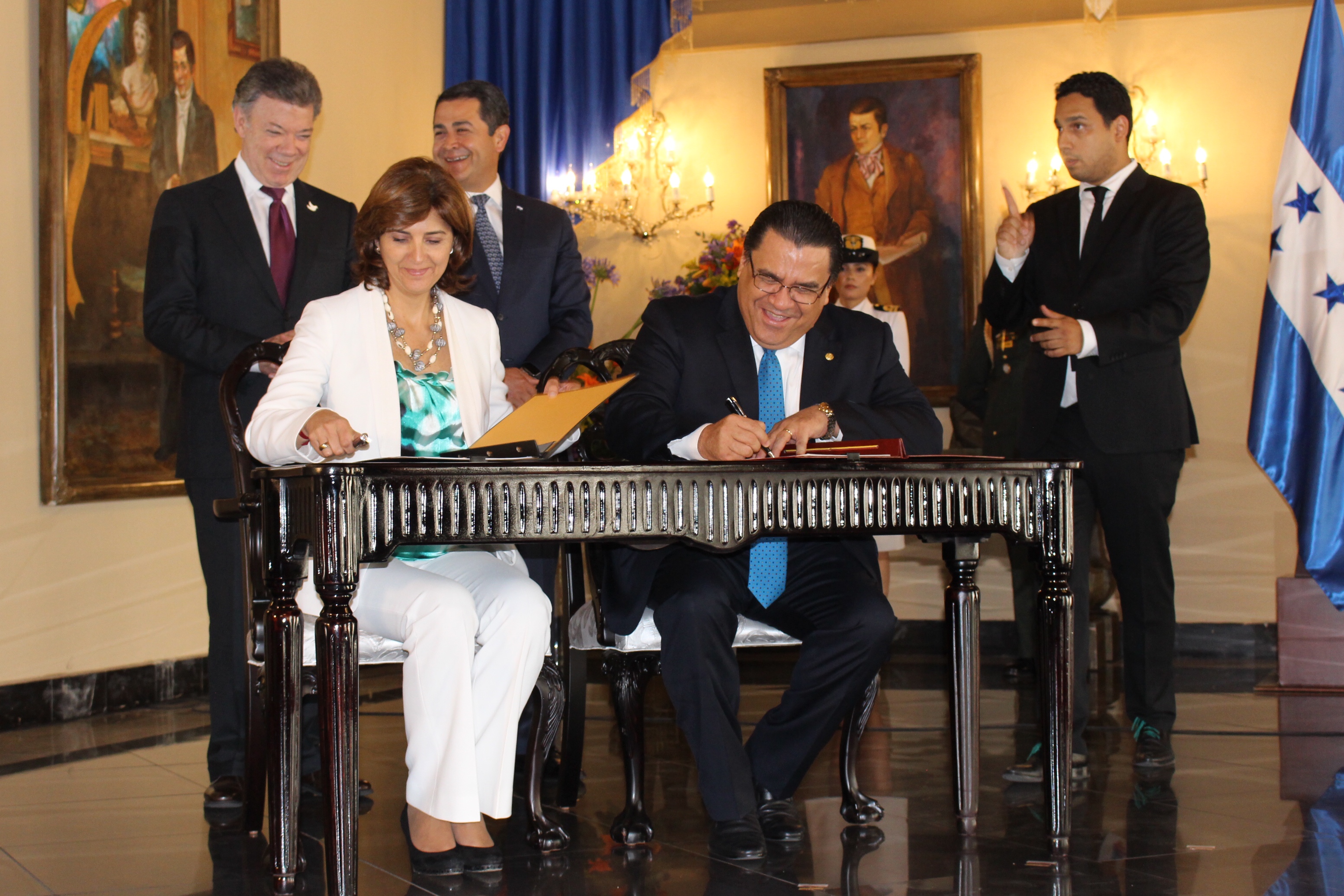 Cancilleres de Colombia y Honduras suscribieron una declaración de intención para la cooperación educativa