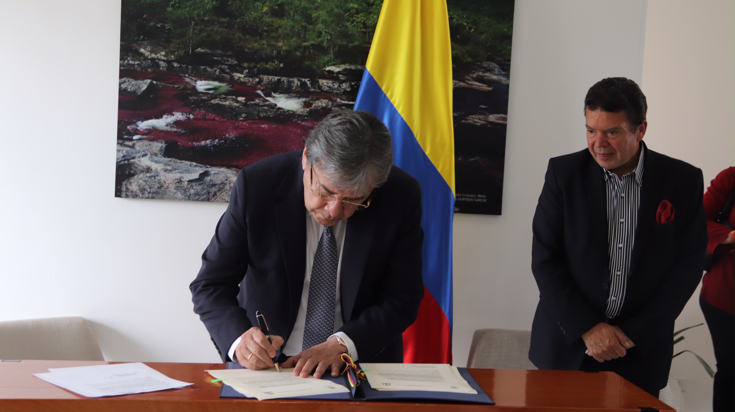 Canciller Carlos Holmes Trujillo y Presidente de la CGT firmaron el acta de negociación que busca mejorar las condiciones de trabajo y elevar la calidad de vida de los trabajadores del Ministerio de Relaciones Exteriores