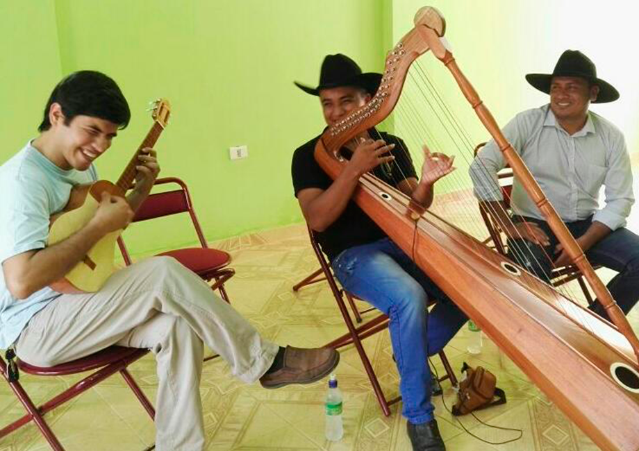 Durante las prácticas en el conservatorio, los músicos paraguayos pudieron establecer contacto con el lenguaje y los términos musicales que se evidencian en la música llanera. 