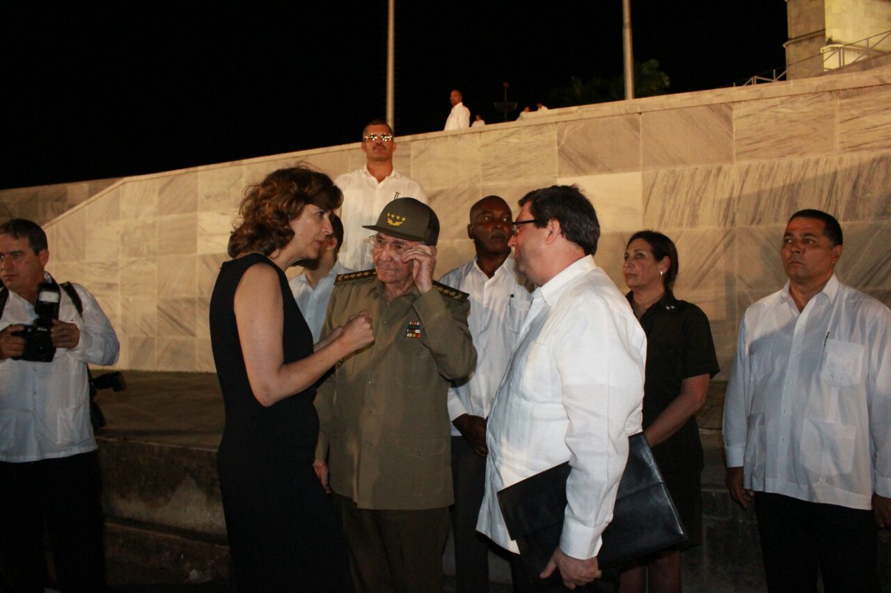 Ministra Holguín le expresó al mandatario cubano, Raúl Castro, las condolencias del Gobierno colombiano por la muerte del expresidente Fidel Castro