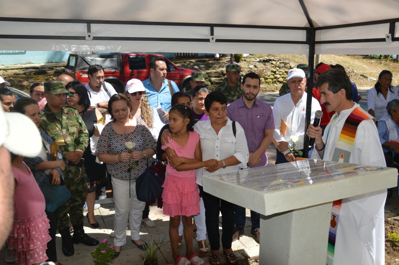 Con una jornada de actividades enfocadas en la reconciliación, la dignificación y la memoria histórica, se realizó el acto público de reconocimiento de responsabilidad internacional y disculpas públicas por la muerte del joven Herson Javier Caro (Javier Apache) ocurrida el 15 de noviembre de 1992.