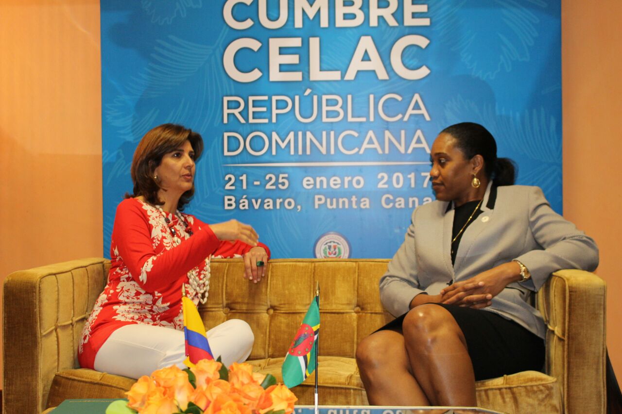 Con el interés de dialogar sobre temas de interés regional y bilateral, la Ministra de Relaciones Exteriores María Ángela Holguín se reunió con su homóloga de Dominica, Francine Baron.