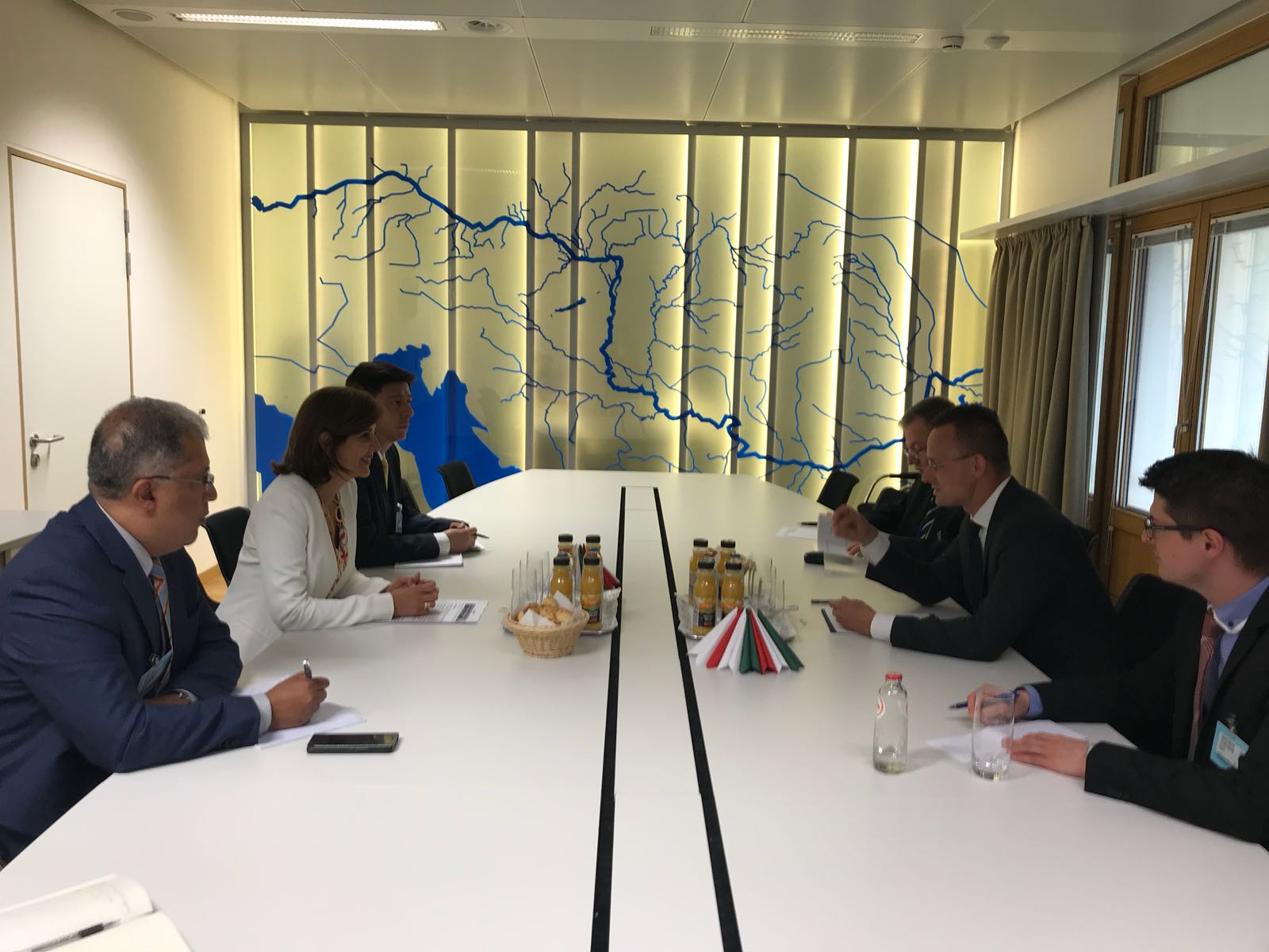 Canciller Holguín se reunió con Péter Szijjártó, Ministro de Asuntos Exteriores de Hungría