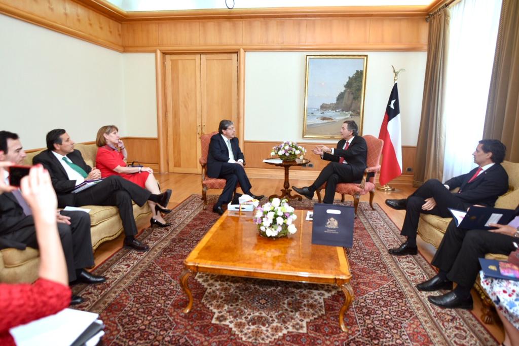 Encuentro del Canciller Carlos Holmes Trujillo con su homólogo chileno Roberto Ampuero, para tratar temas de la agenda bilateral