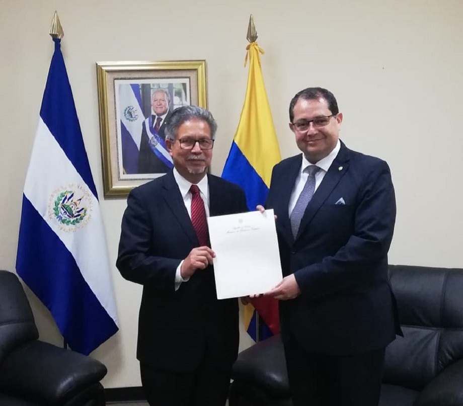 Embajador de Colombia ante el Gobierno de El Salvador, presenta copias de estilo