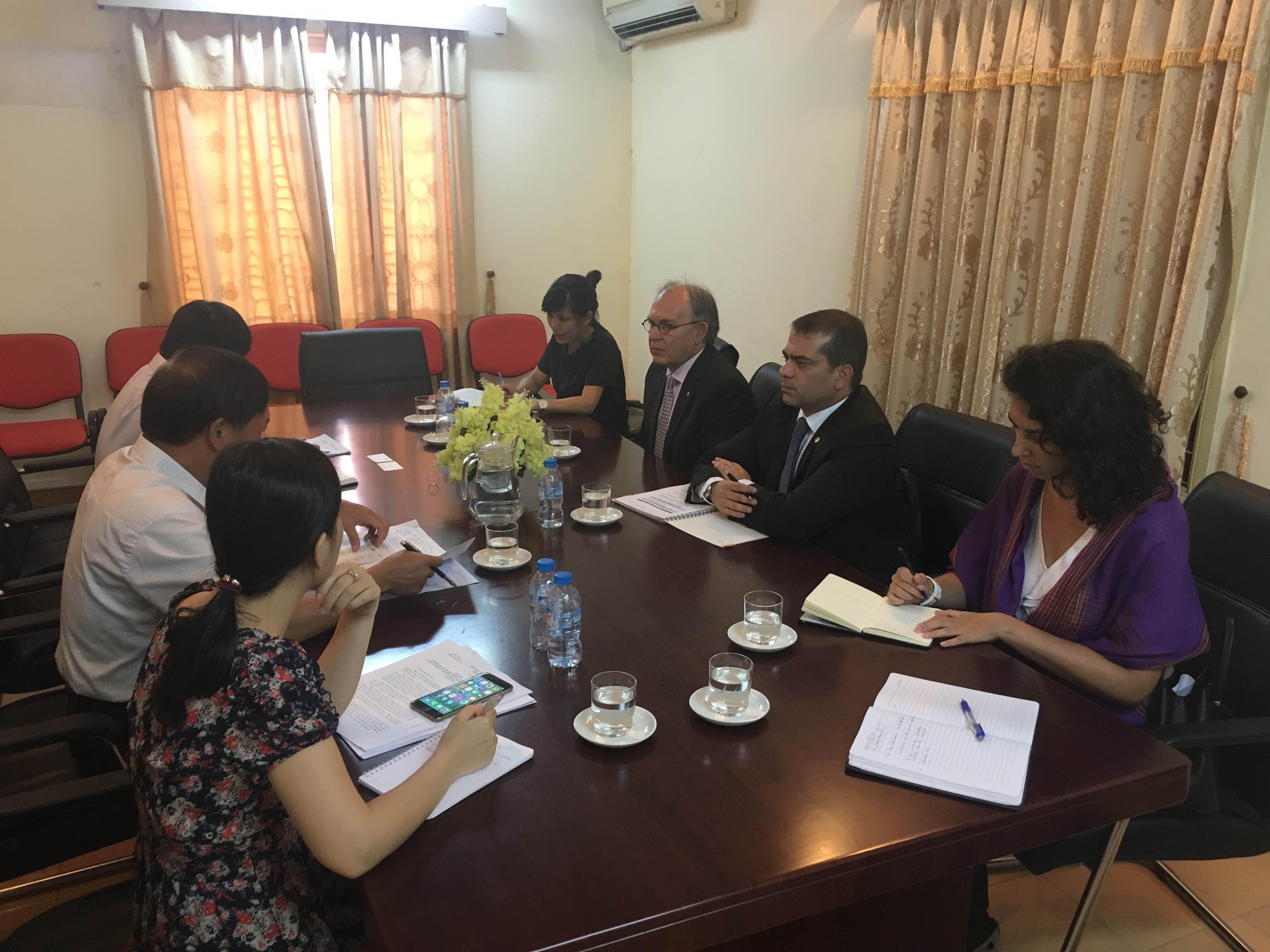 El Director de Asia, África y Oceanía del Ministerio de Relaciones Exteriores, Alfredo Ramos, llegó a Vietnam para participar de varias reuniones en el marco de su gira por Asia, en donde fue recibido por el Encargado de Negocios de la Embajada de Colombia en Hanoi, Carlos Alfonso Albán