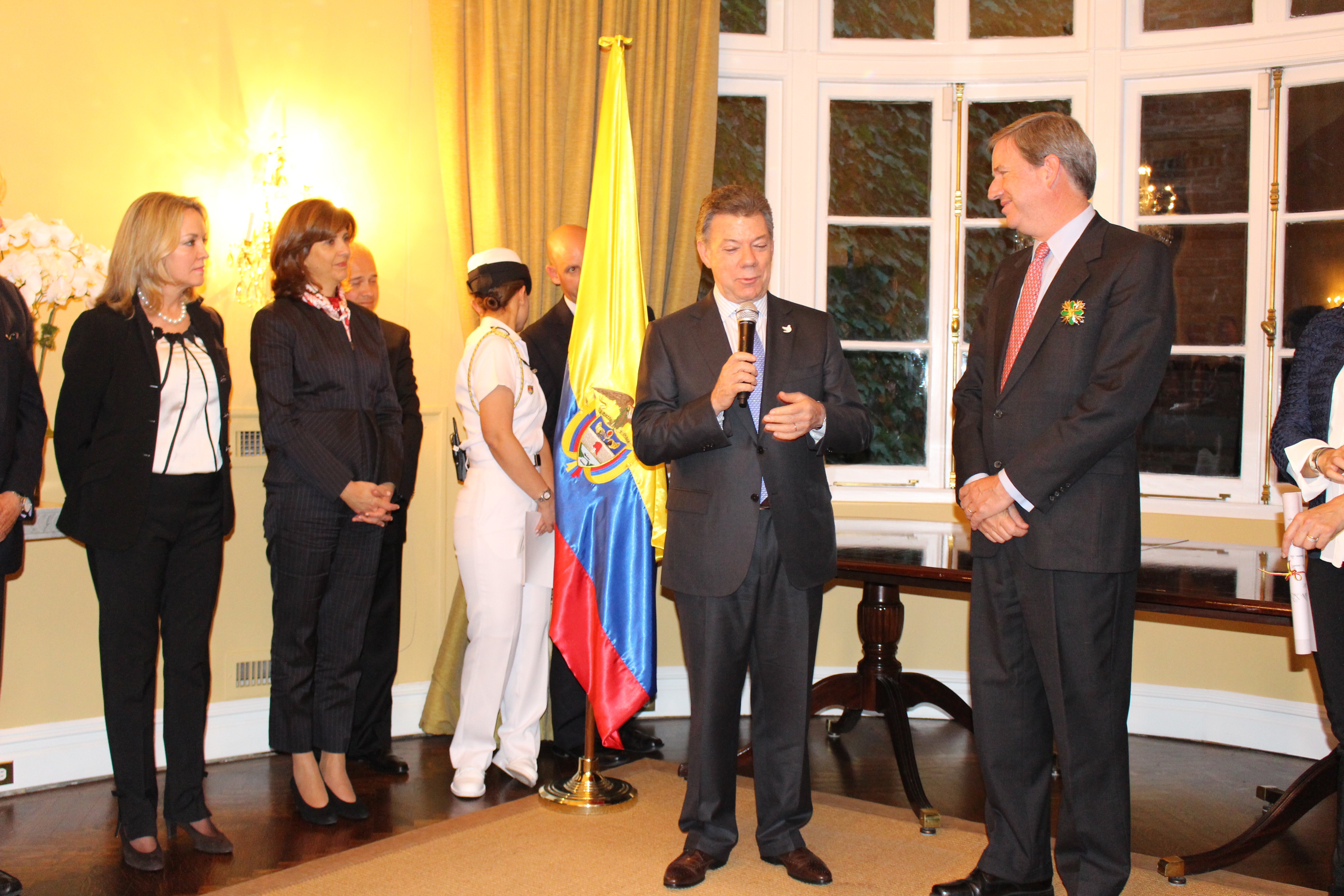 Cristian Samper fue condecorado por el Presidente Santos con la Orden de San Carlos en el grado Gran oficial 