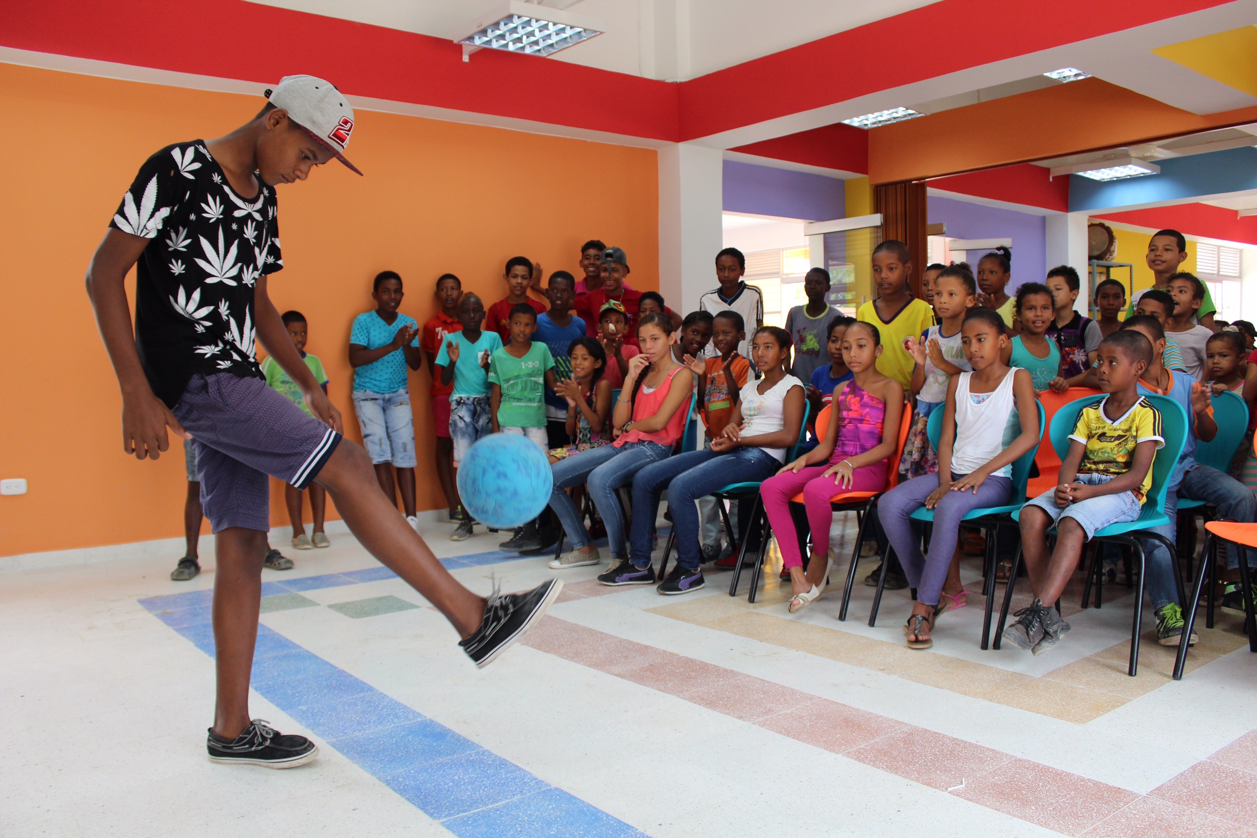 Niños y niñas que participan en la Casa Lúdica en Cartagena recibieron donación deportiva por parte del Gobierno chino