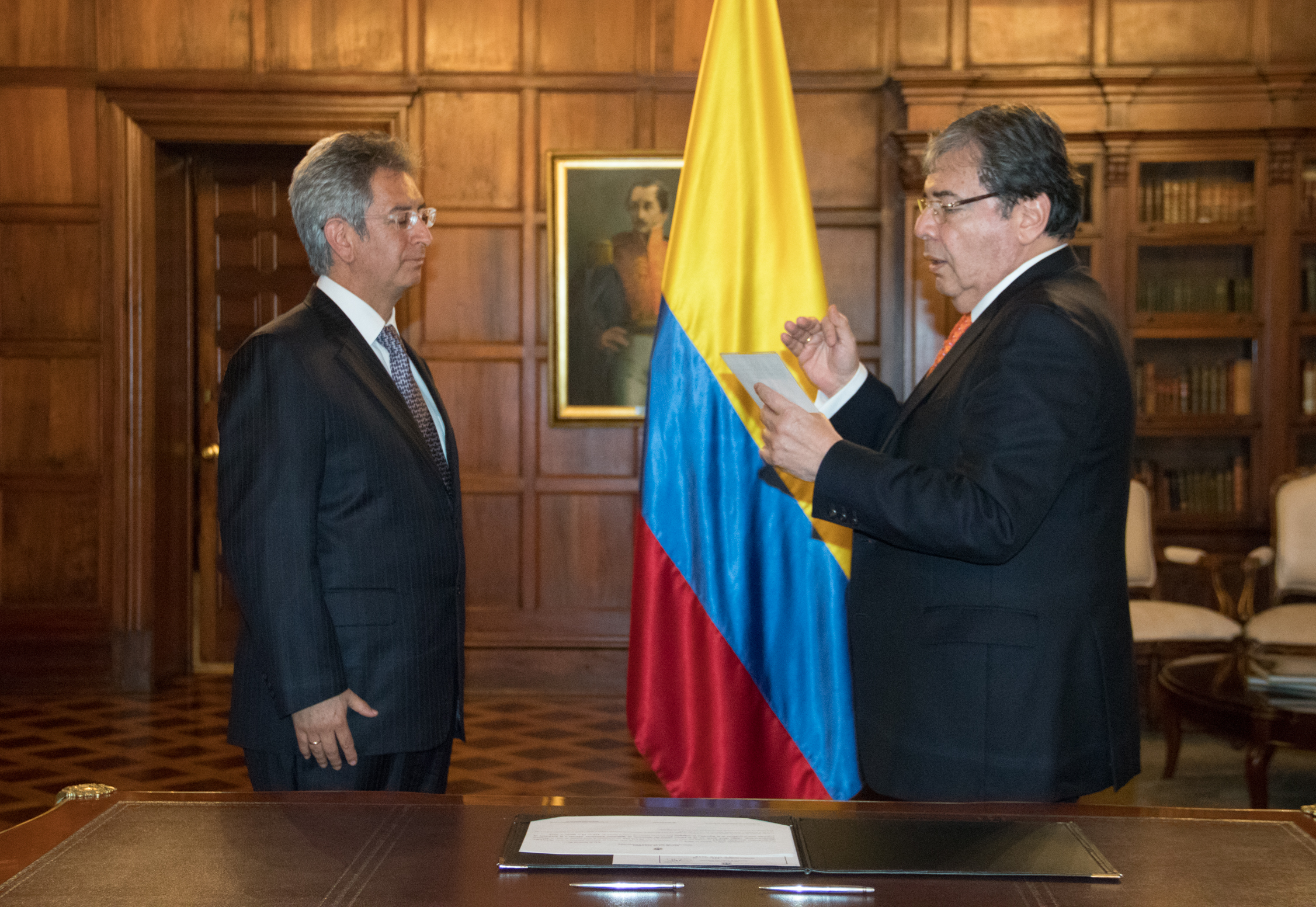 Embajador de Carrera Diplomática, Manuel Hernando Solano Sossa, asumió posesión de su cargo ante el Canciller Carlos Holmes Trujillo como nuevo Embajador de Colombia en Singapur