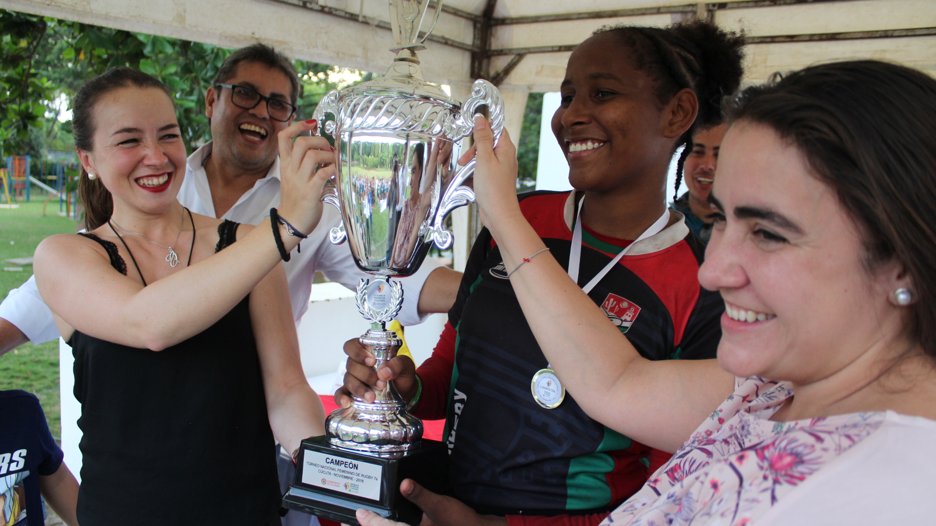 Directora de Asuntos Culturales entregó trofeo a capitana de selección de La Guajira, equipo ganador del II Torneo Nacional Femenino de Rugby 7S 2018