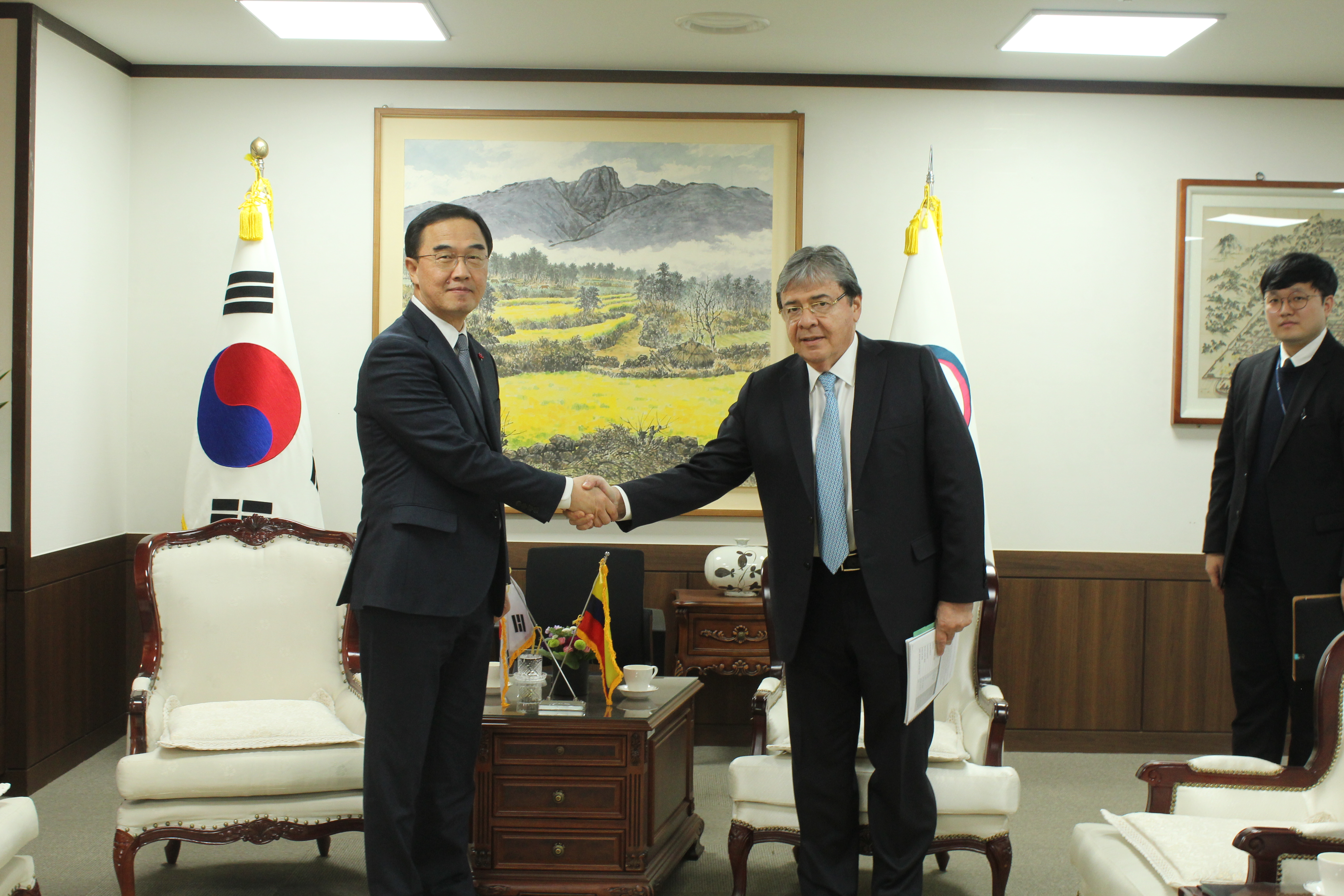 Canciller Carlos Holmes Trujillo abordó temas de cooperación técnica con el Ministro de Unificación de Corea