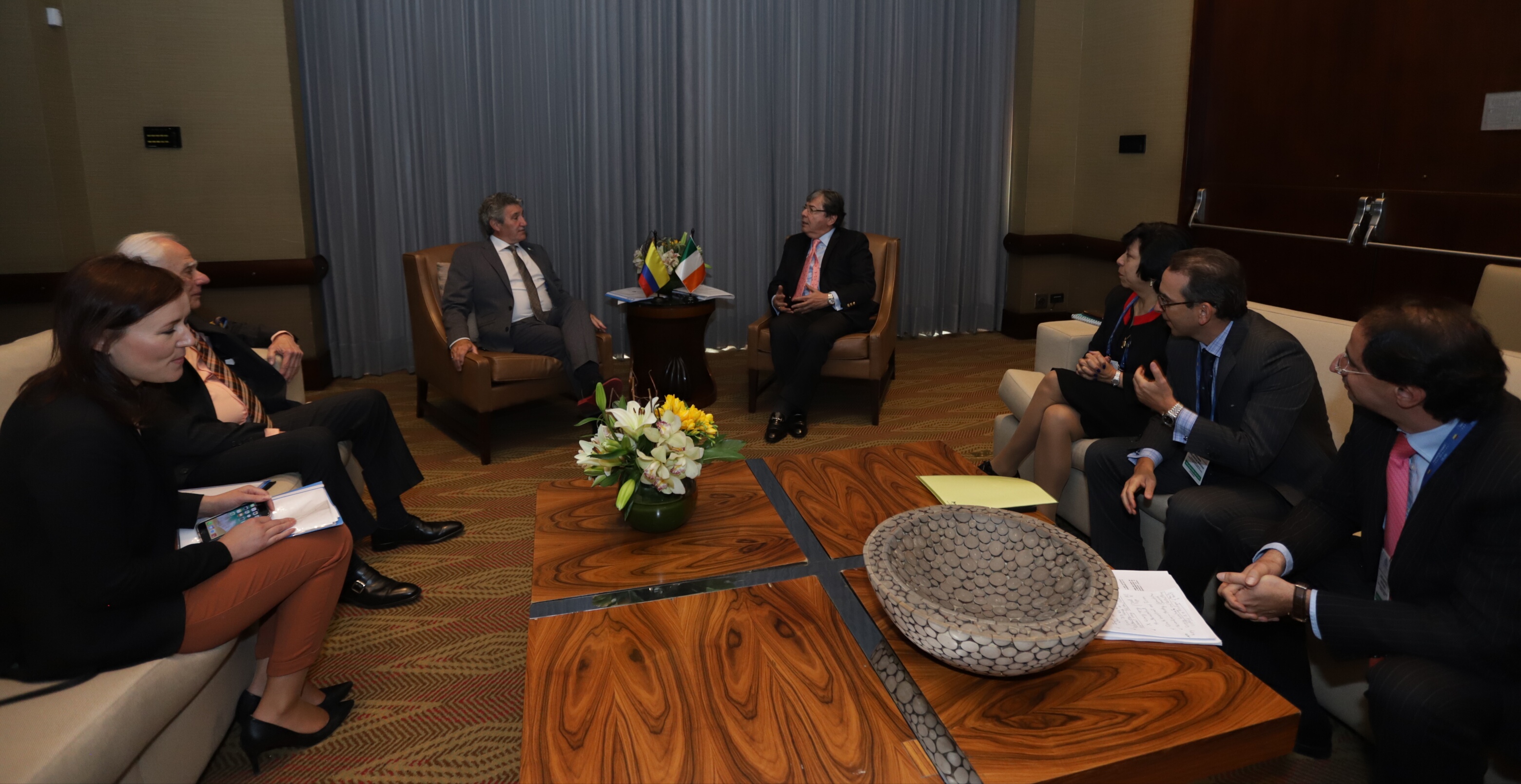 El  Ministro de Relaciones Exteriores, Carlos Holmes Trujillo, se reunió con el Ministro de Estado para Entrenamiento y Habilidades de Irlanda,
