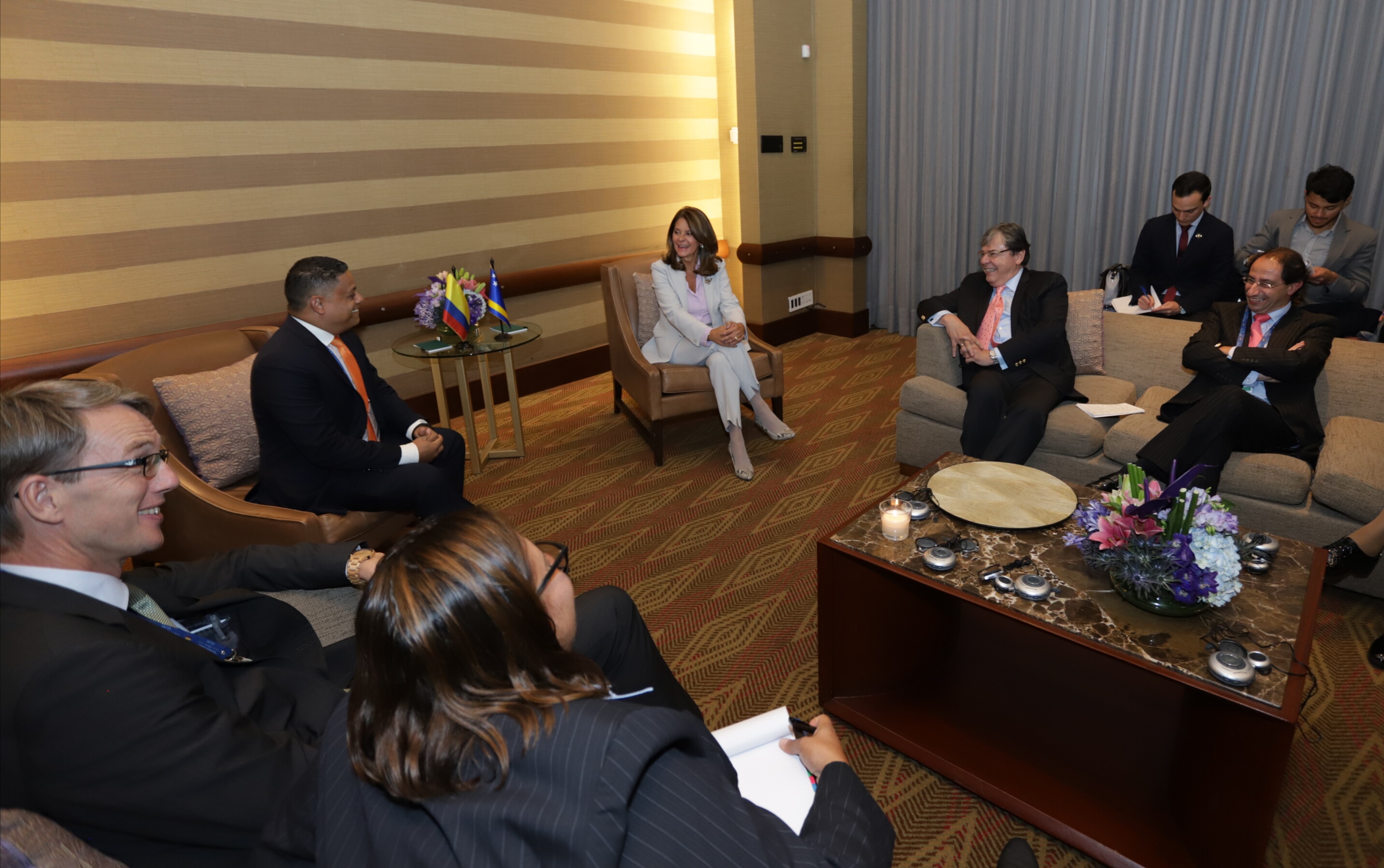 Vicepresidenta Marta Lucía Ramírez acompañada del Canciller Carlos Holmes Trujillo sostuvieron un encuentro con el Primer Ministro de Curazao, Eugene P.H. Rhuggenaath