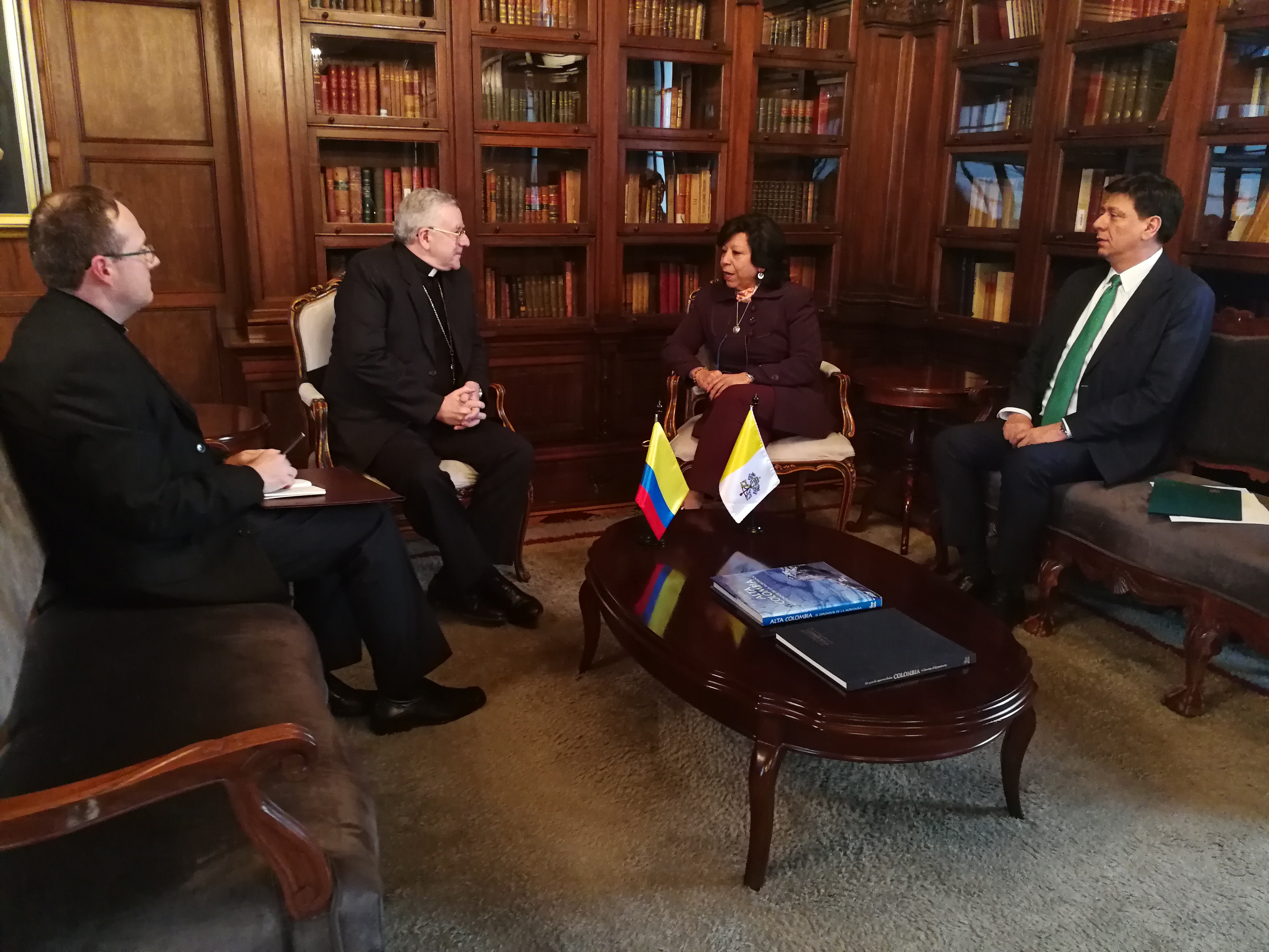 Nuncio Apostólico designado para Colombia presentó copia de cartas credenciales a la Viceministra de Relaciones Exteriores de Colombia