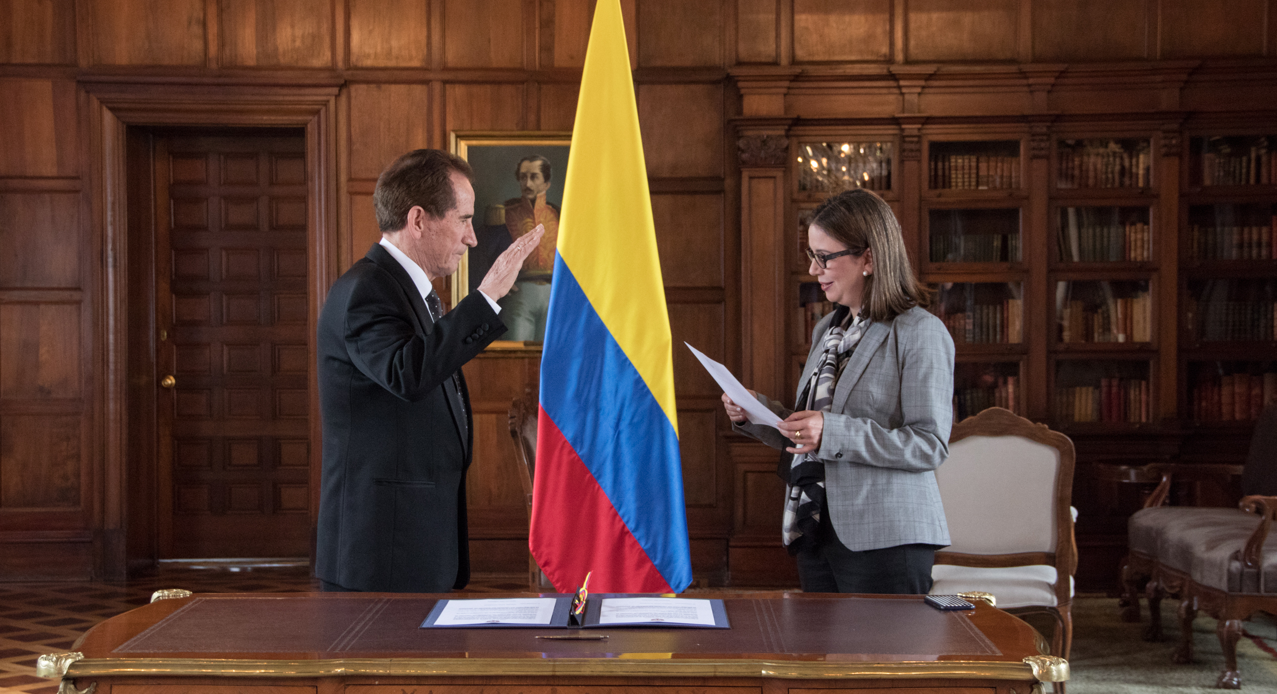 El músico argentino Arnaldo Abel Visconti se nacionalizó como colombiano ante la Viceministra de Asuntos Multilaterales, Adriana Mejía