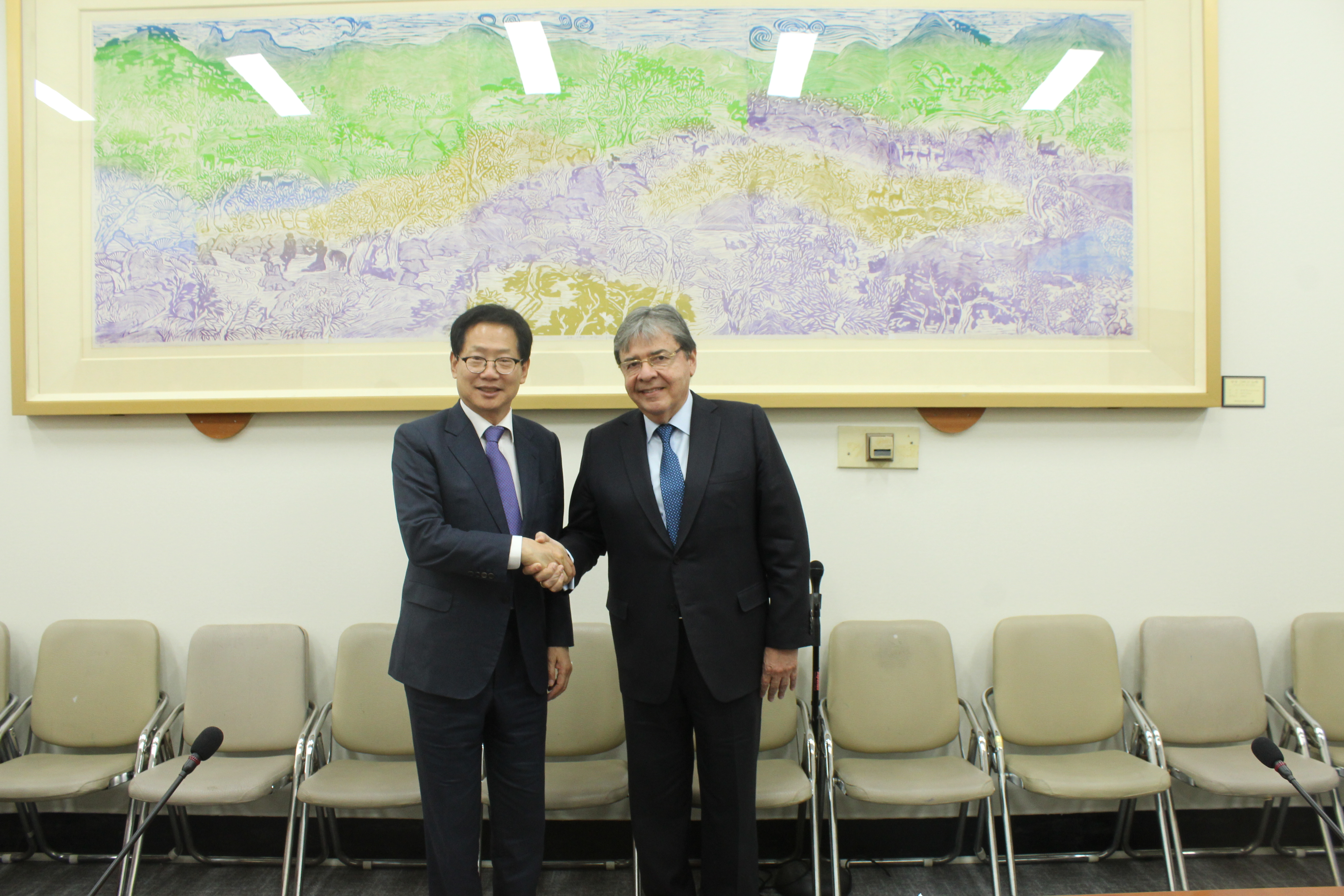 Liga de la Amistad entre Corea y Colombia se reunió en Seúl con el Ministro de Relaciones Exteriores, Carlos Holmes Trujillo