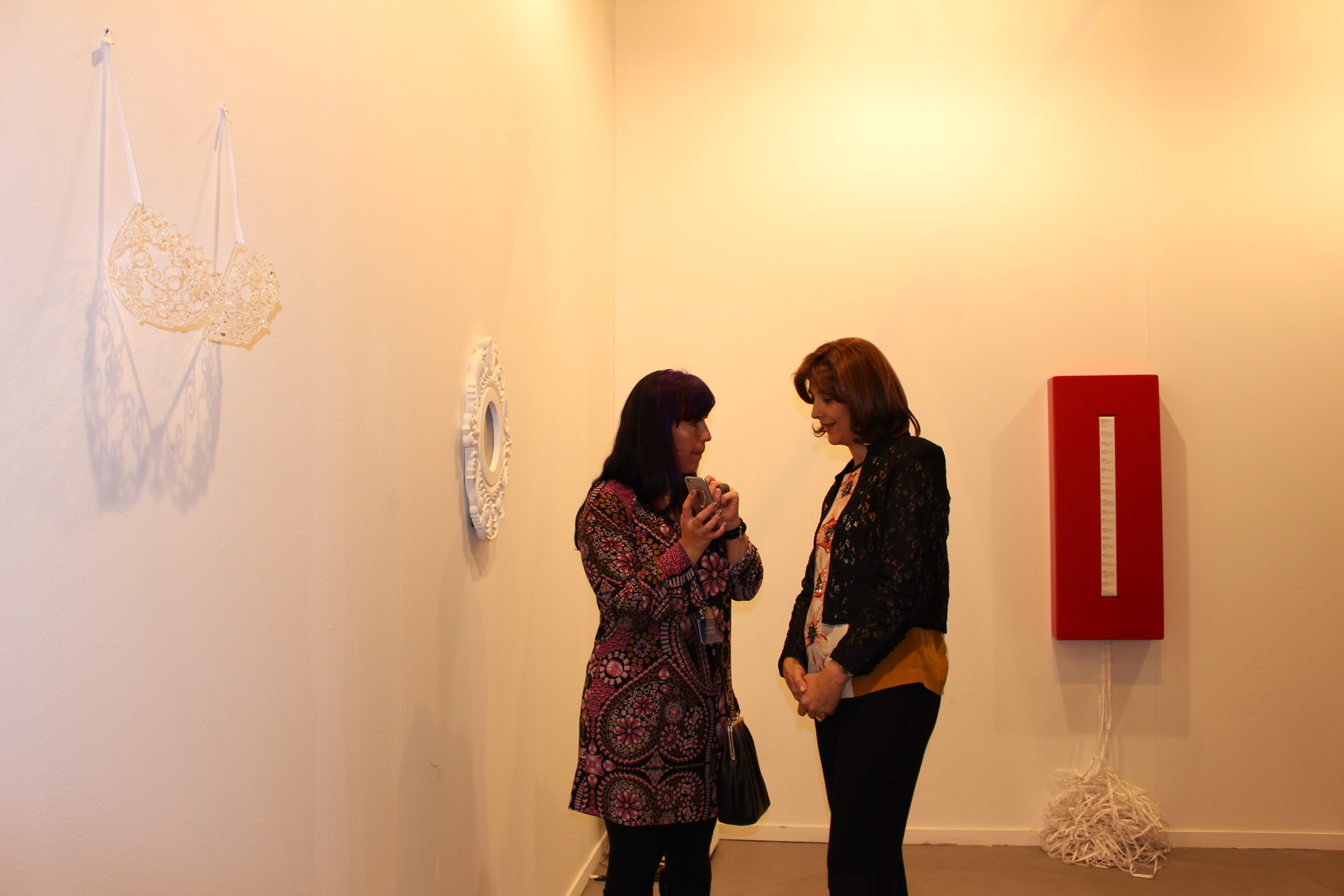 la canciller en compañía de una de las expositoras de Arco Madrid 2015