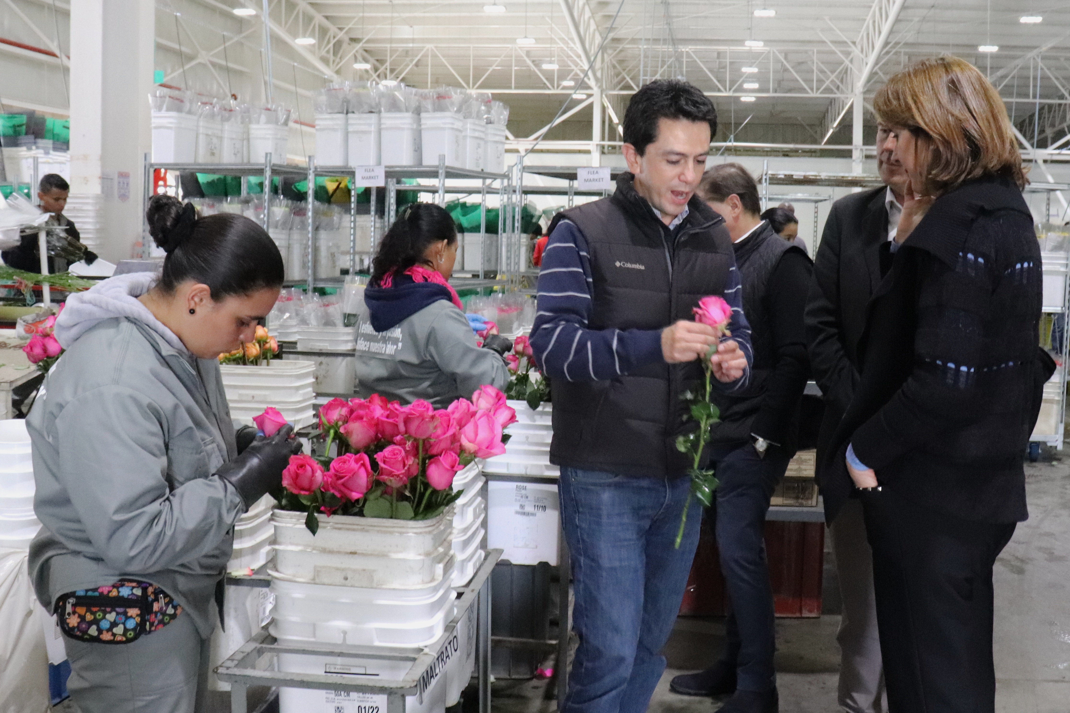 Ministra Holguín compartió con trabajadores de la frontera colombo - venezolana que llegaron a la Sabana de Bogotá para laborar en un cultivo de flores gracias a una alianza entre el empresariado y Cancillería