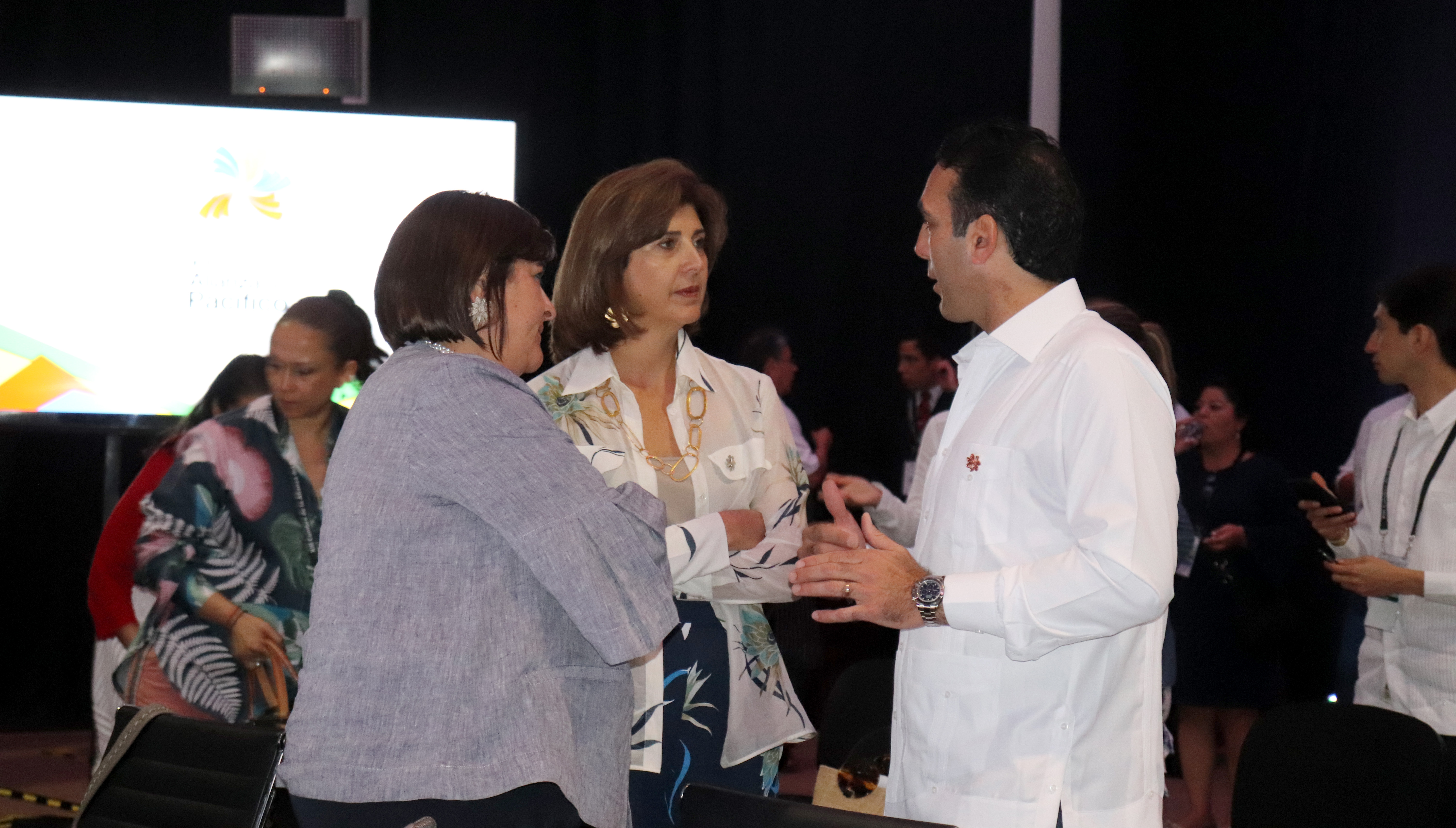 La Canciller María Ángela Holguín y Ministra de Comercio, Industria y Turismo, María Lorena Gutiérrez, dialogaron con el Ministro de Comercio Exterior e Inversiones del Ecuador