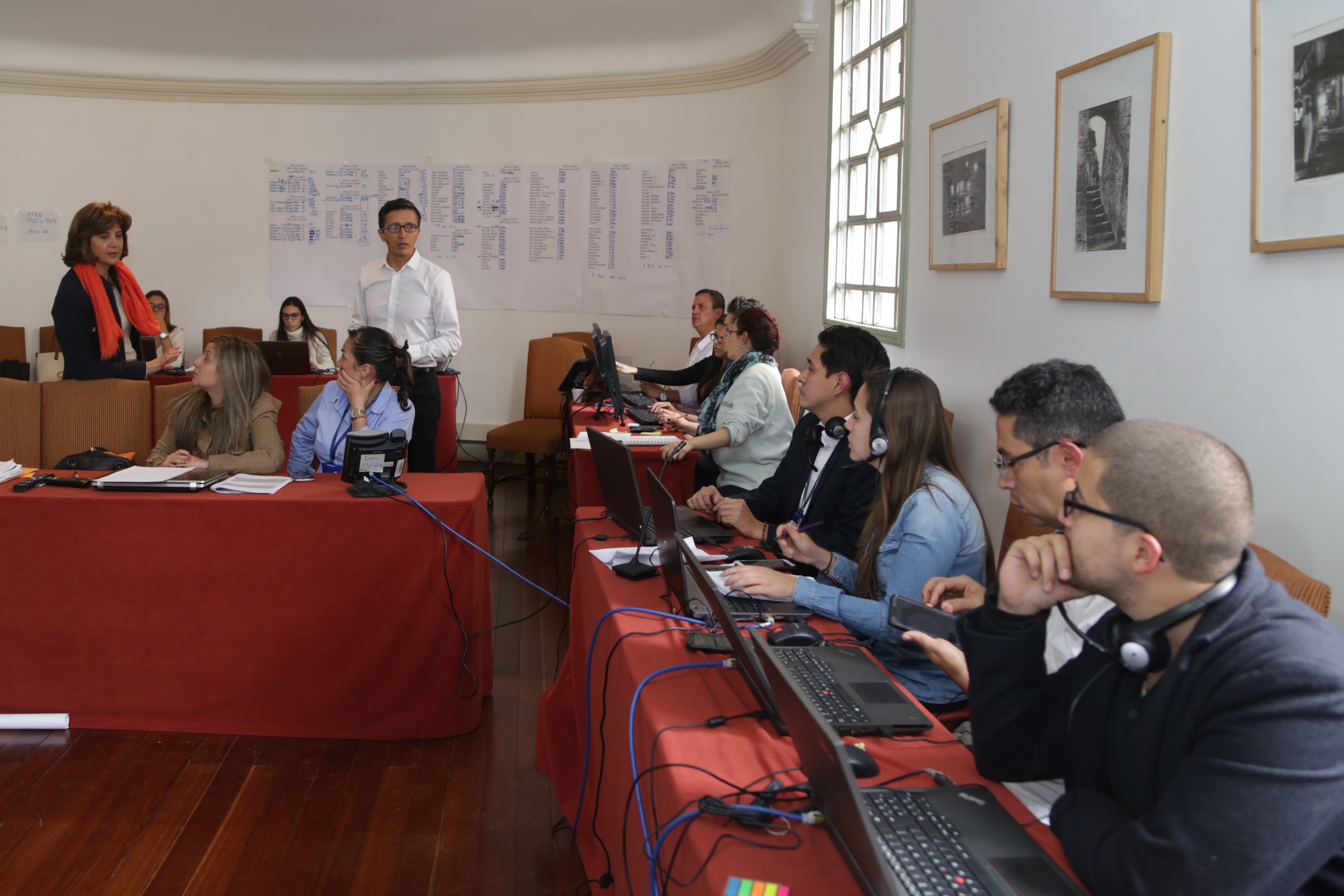 La Canciller Holguín estuvo al tanto del monitoreo de las votaciones del Plebiscito en el exterior, junto a un equipo de 50 personas