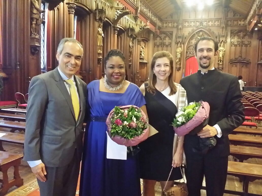 El Embajador de Colombia en Bélgica, Rodrigo Rivera; la soprano Betty Garcés; Claudia de Rivera, esposa del Embajador y el pianista Alejandro Roca.  Crédito: Embajada de Colombia en Bélgica.