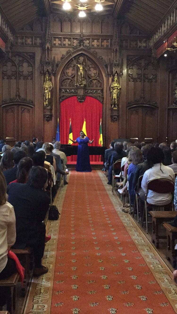 La soprano Betty Garcés en la Sala Gótica de la Alcaldía de Bruselas. Crédito: Embajada de Colombia en Bélgica.