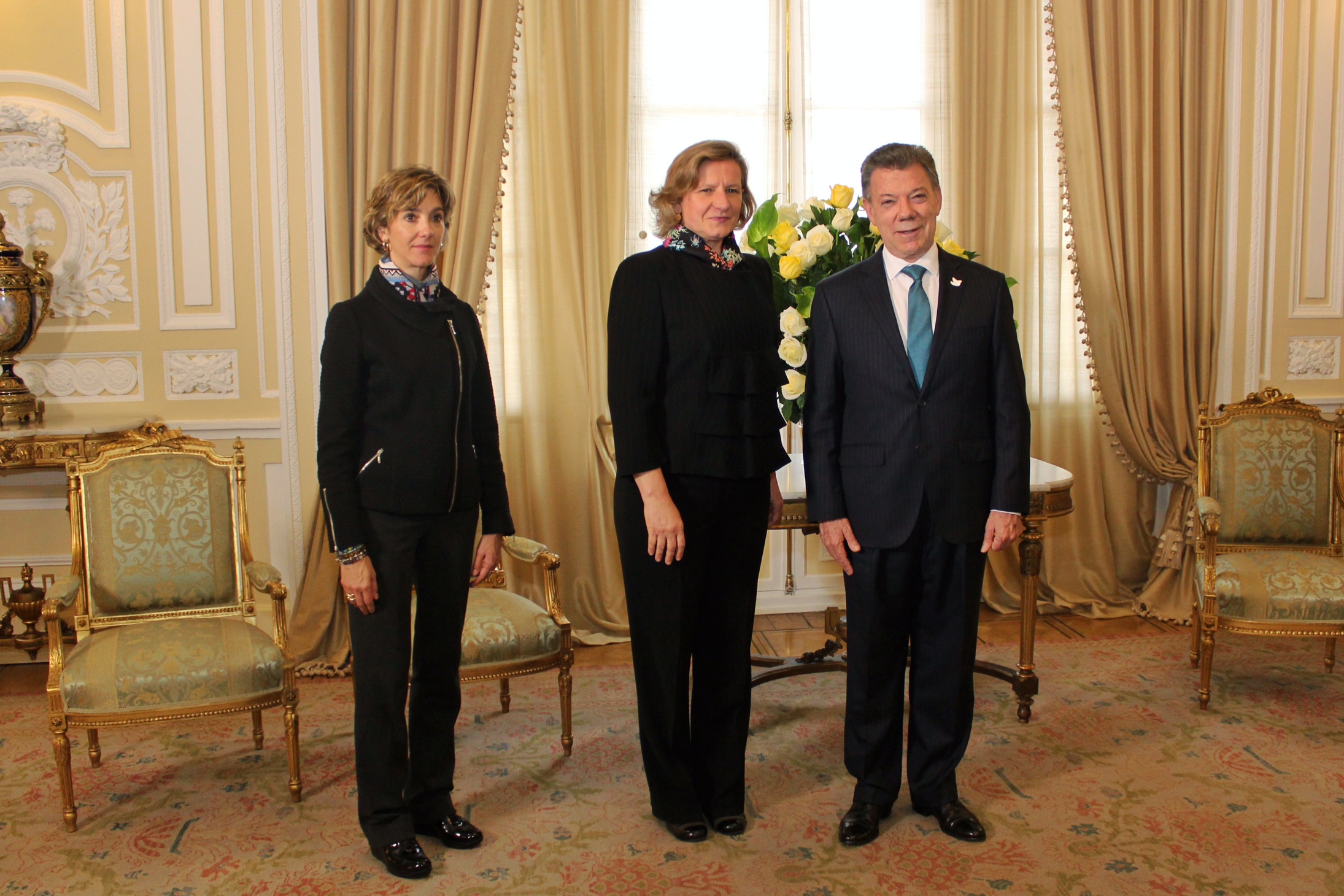 Bogotá (nov. 15/16). En una ceremonia protocolaria realizada en la Casa de Nariño, el Presidente de la República, Juan Manuel Santos, acompañado de la Viceministra de Relaciones Exteriores, Patti Londoño, recibió las cartas credenciales de la nueva Embajadora de Italia en Colombia, Caterina Bertolini.
