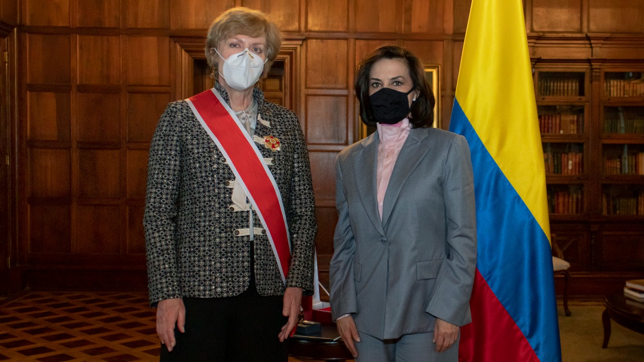 La Canciller Claudia Blum entregó la Orden Nacional al Mérito a Marianne Feldmann, saliente embajadora de Austria 