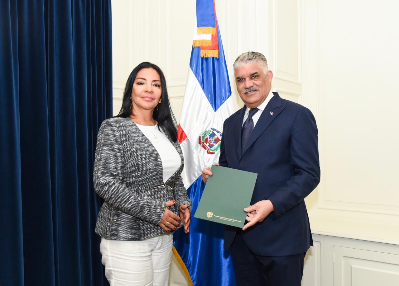 La Embajadora de Colombia invitó a profundizar y fortalecer las relaciones comerciales en la entrega de copias de cartas credenciales ante el Canciller 