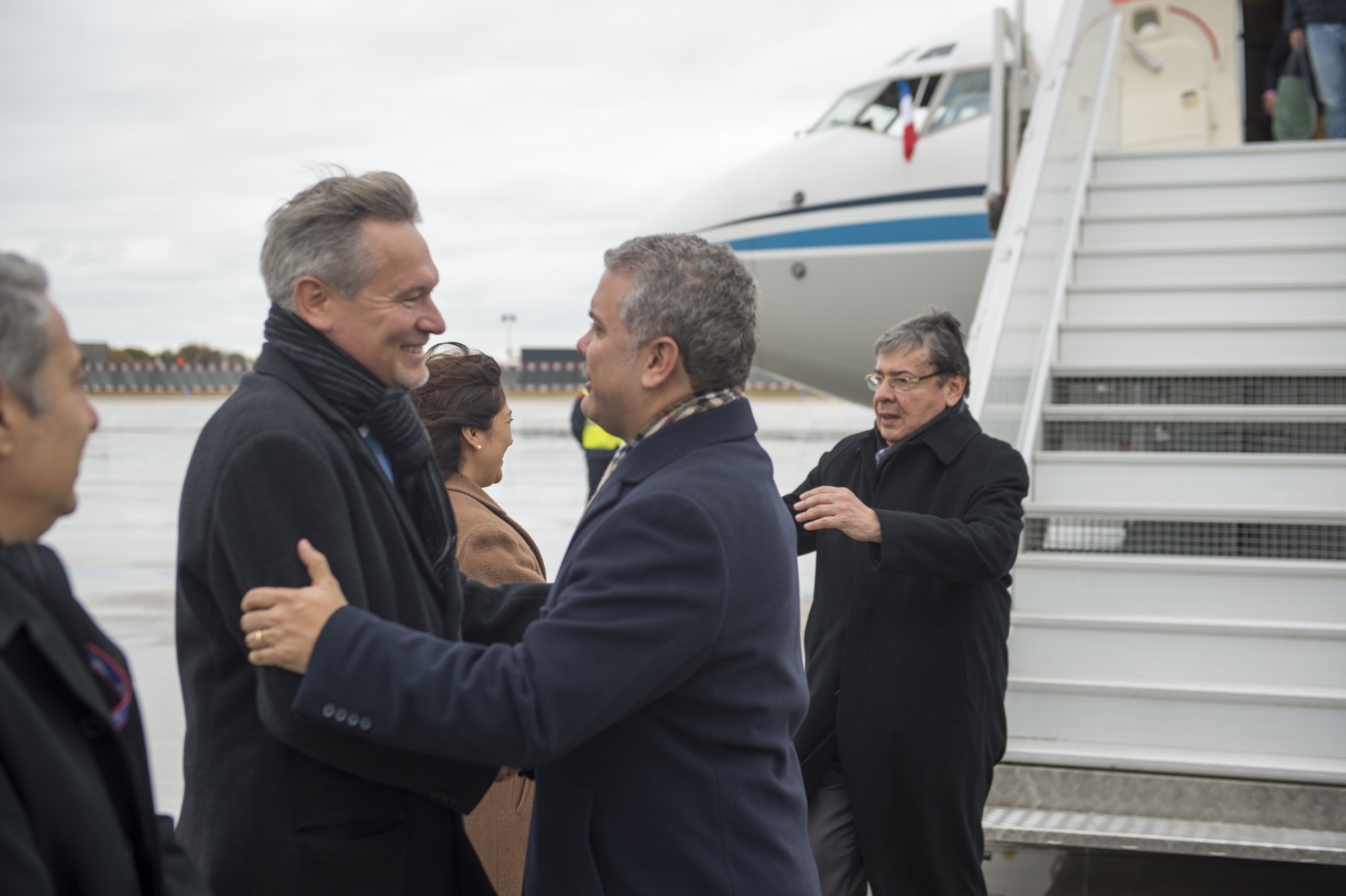 Acompañado por el Canciller Trujillo, Presidente Duque llegó a Francia y entregó declaraciones a medios de comunicación