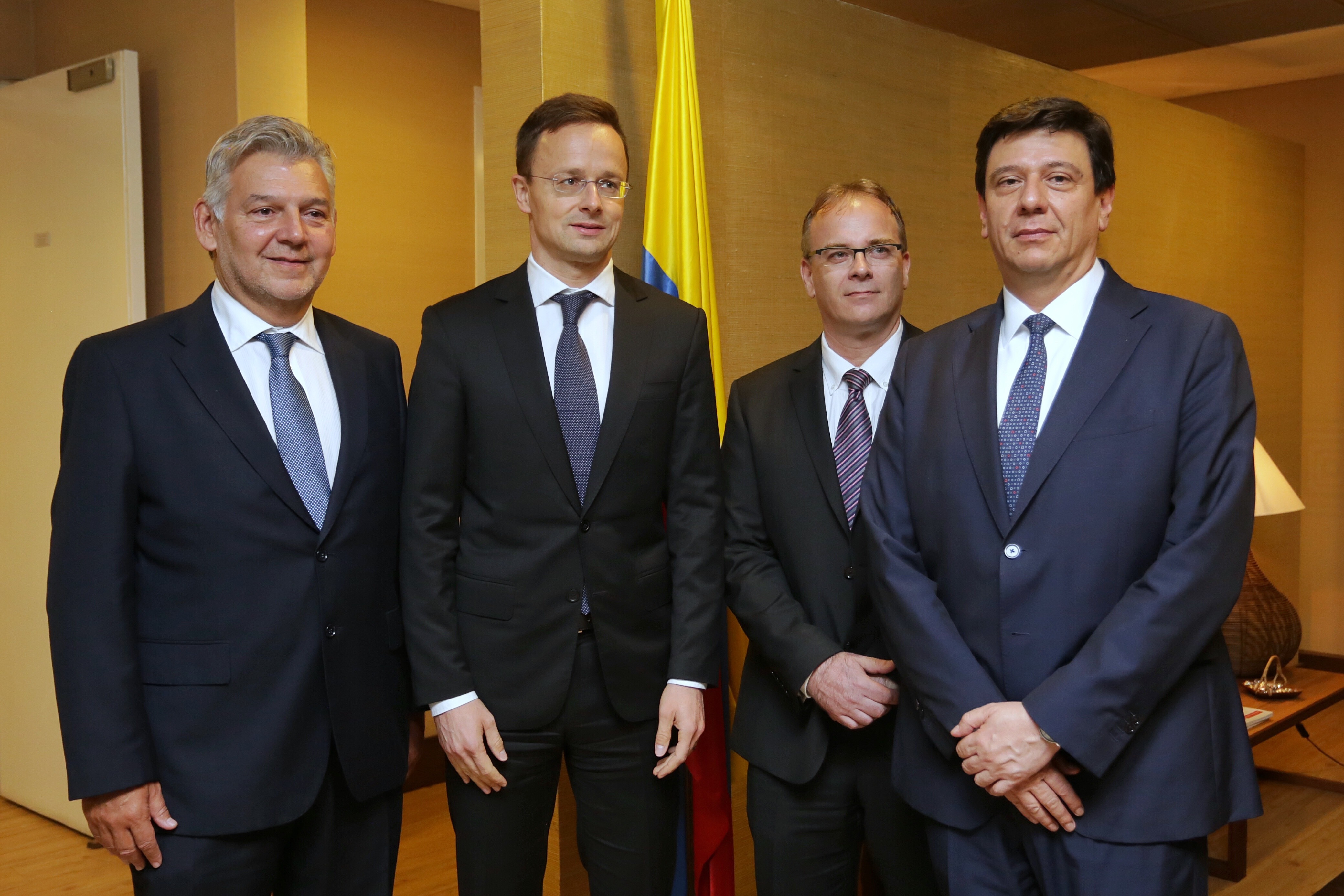 Ministro de Asuntos Exteriores y Comercio de Hungría llegó a Colombia para reunirse con el Presidente Santos y la Canciller Holguín, e inaugurar la embajada 
