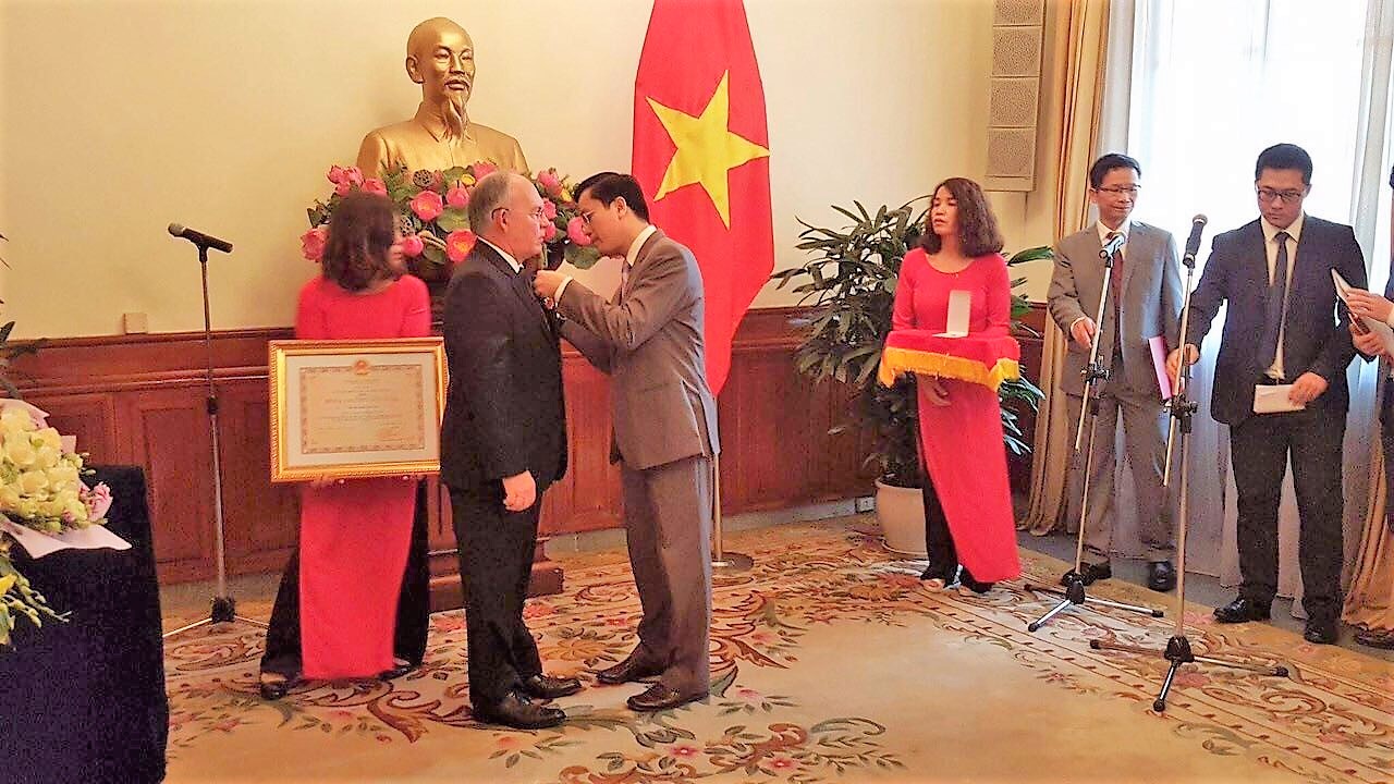 El Gobierno de Vietnam condecoró con la 'Orden de Amistad' al ex Encargado de Negocios de Colombia, Carlos Alfonso Albán Franco
