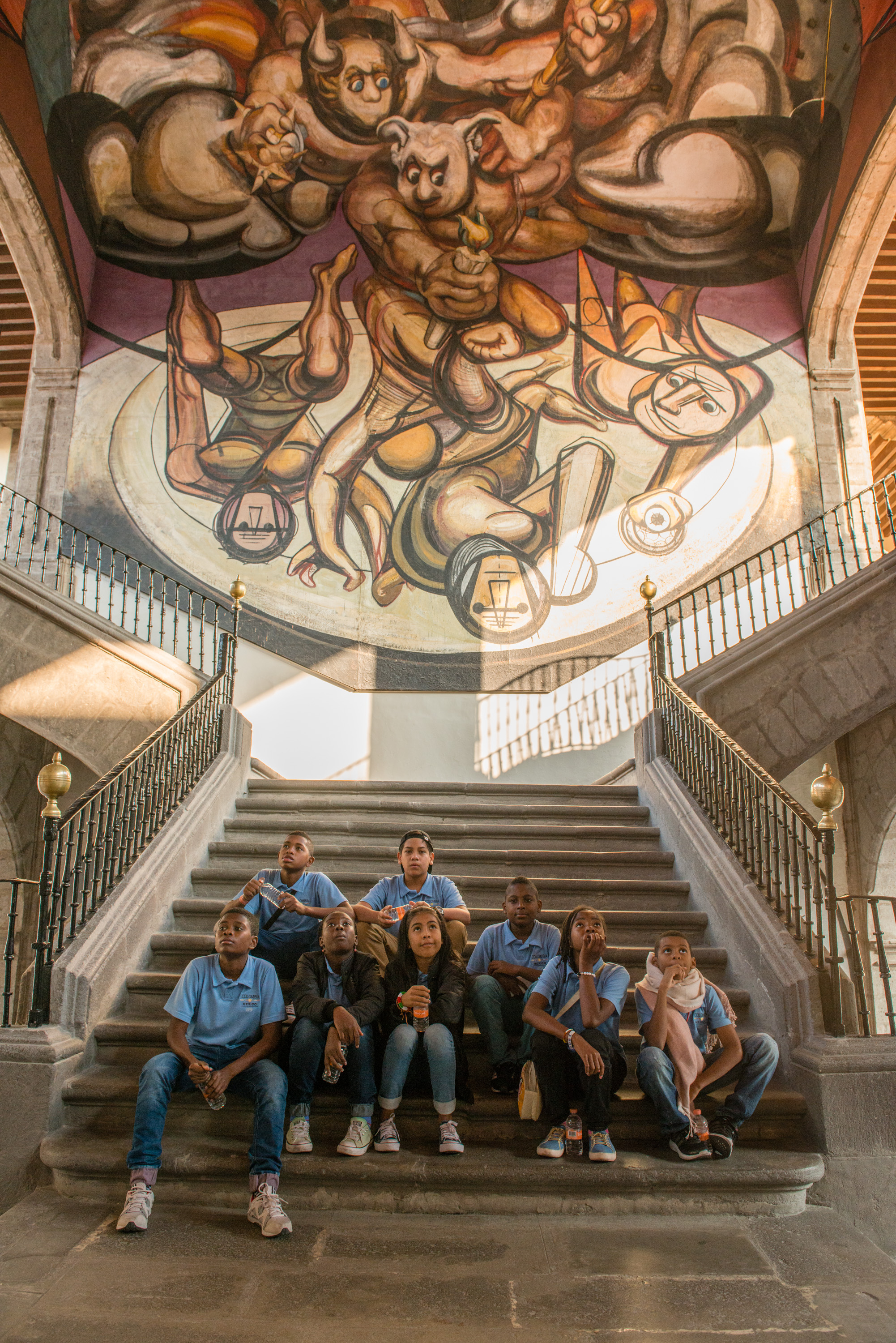 Jóvenes intérpretes de violines tradicionales de Santander de Quilichao de regreso a Colombia luego de intercambio cultural 