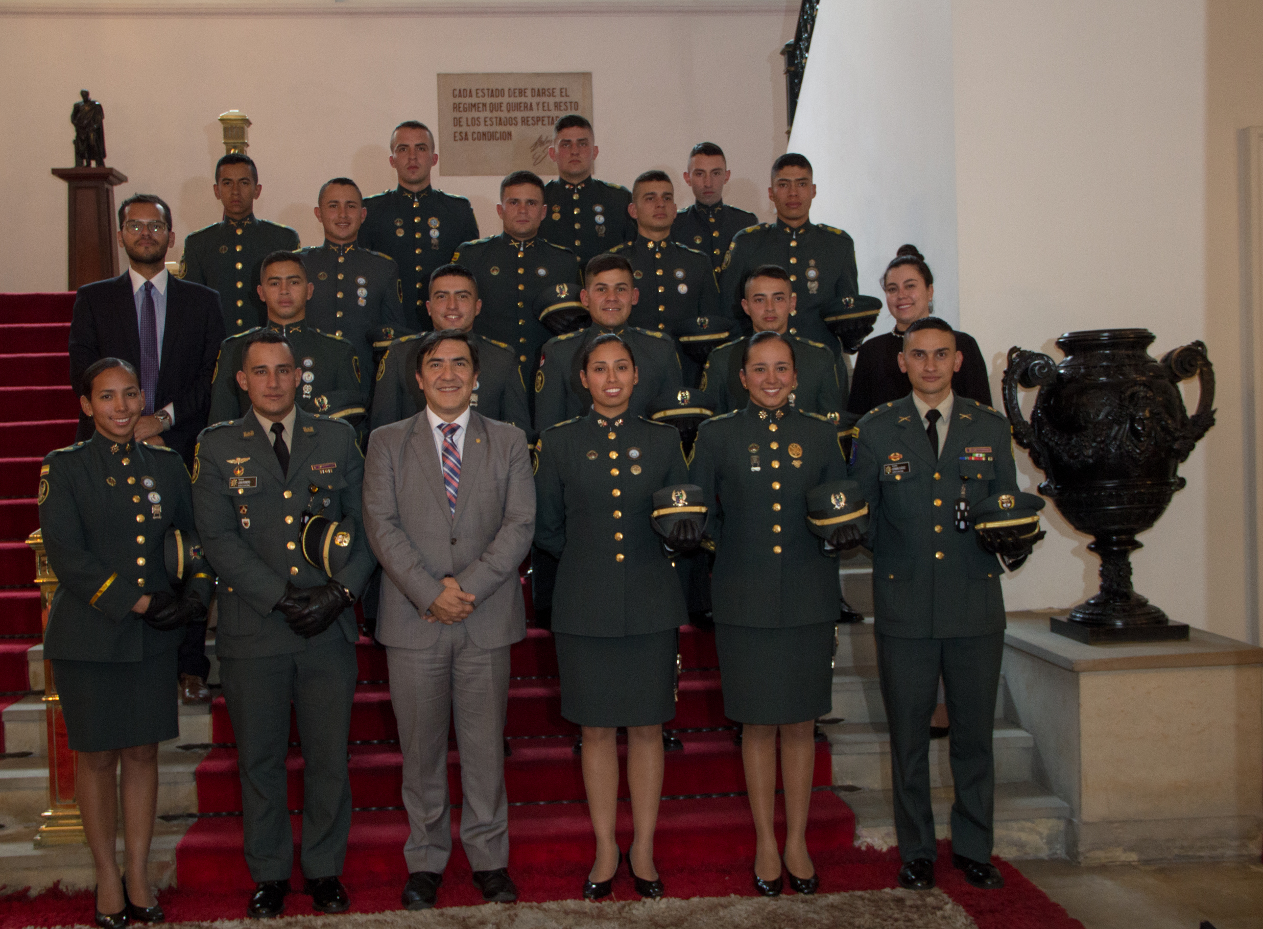 Alféreces de la Escuela Militar de Cadetes General José María Córdova visitaron la Academia Diplomática Augusto Ramírez Ocampo